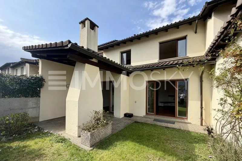 Appartamento da Sogno con Terrazza Panoramica e Camino Accogliente