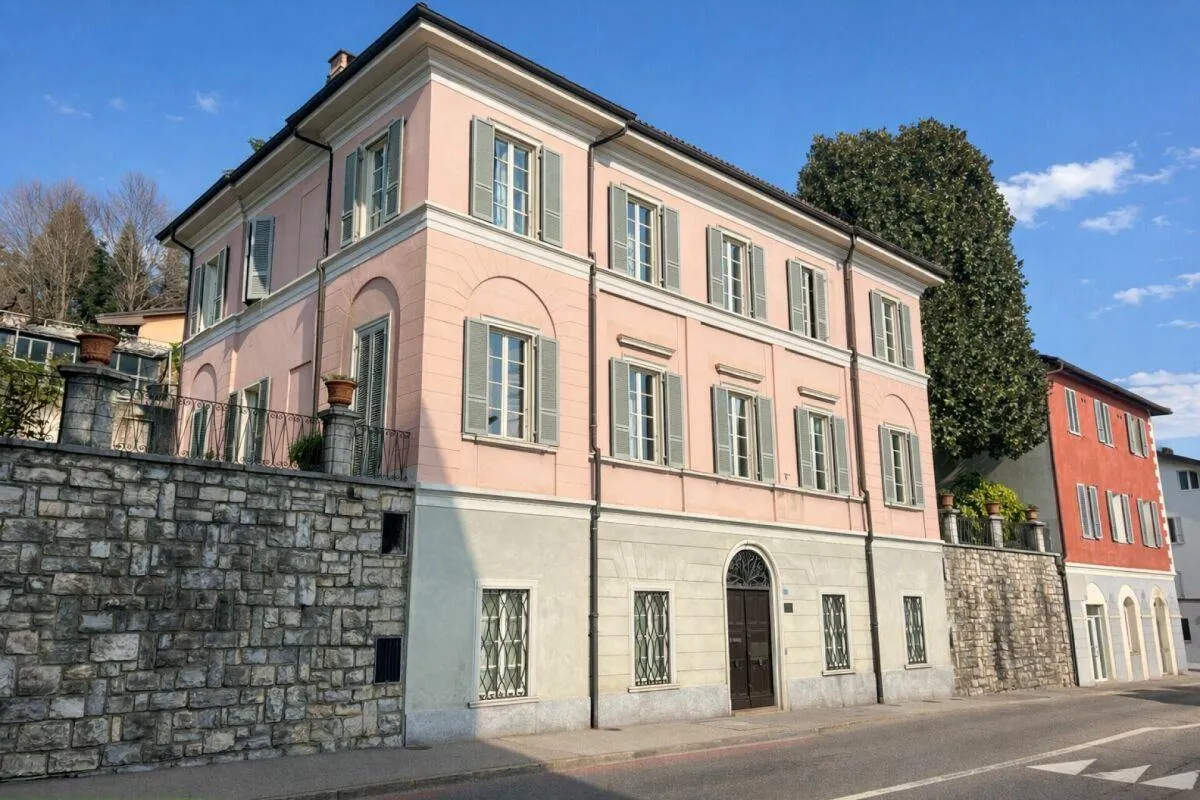 Elegante villa d'epoca con giardino e terrazze nel cuore di Balerna