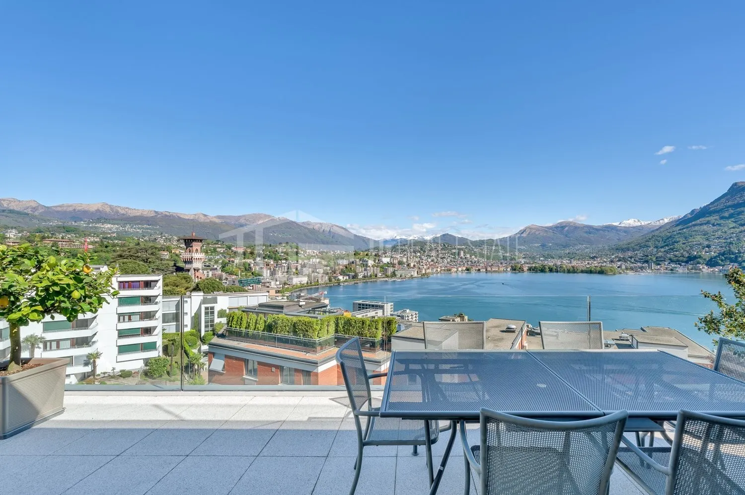 Spazioso appartamento ammobiliato di 4.5 locali con vista mozzafiato sul lago a Paradiso