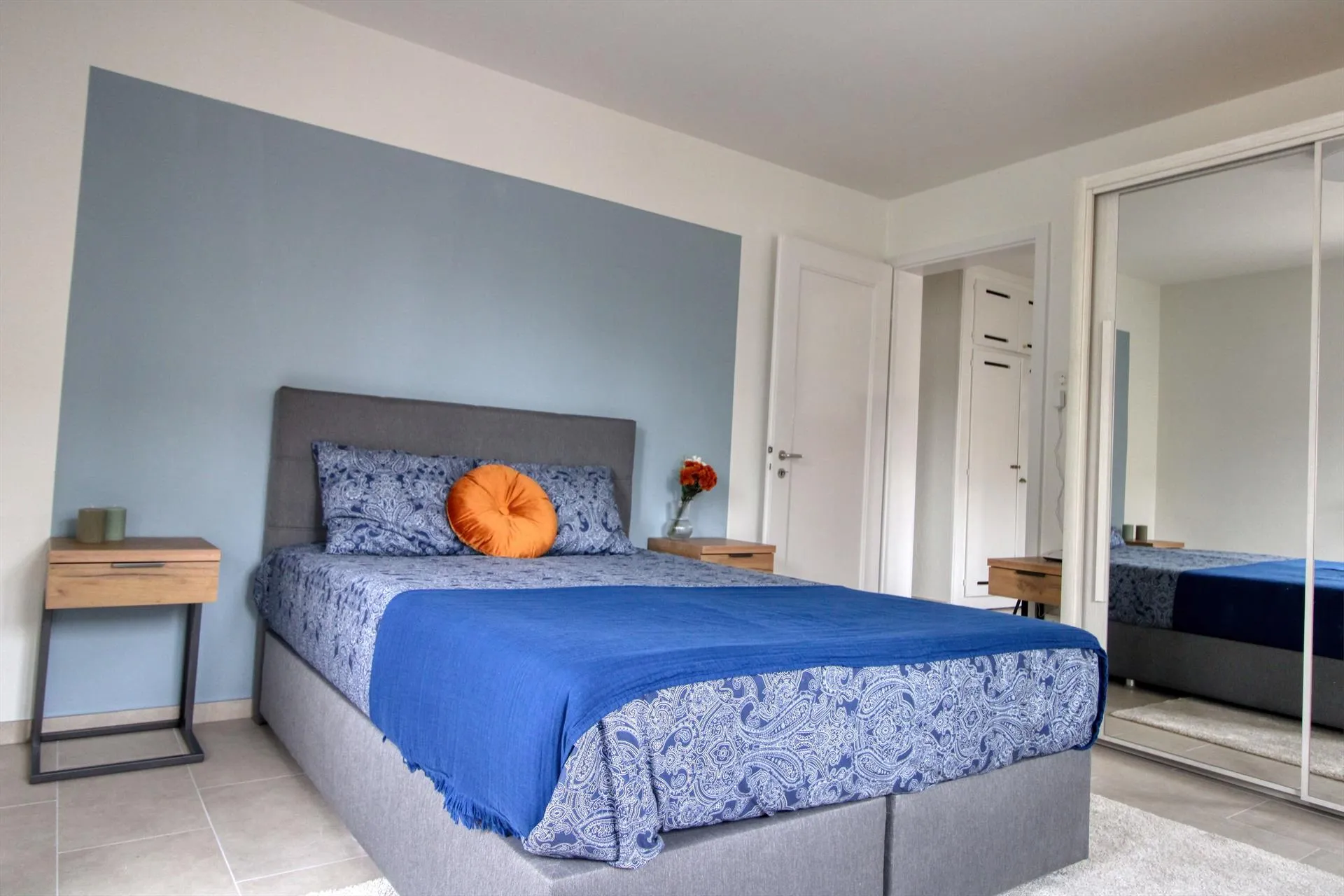 Möbliertes Zimmer in modernisierter Wohnung an top Lage
