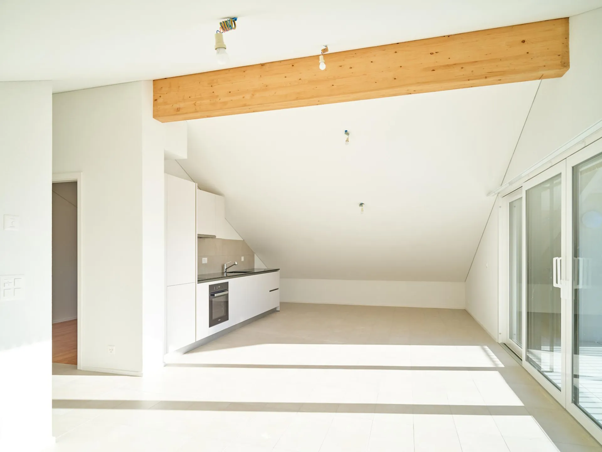 Beau 3.5 mansardé avec grande baie vitrée sur balcon protégé