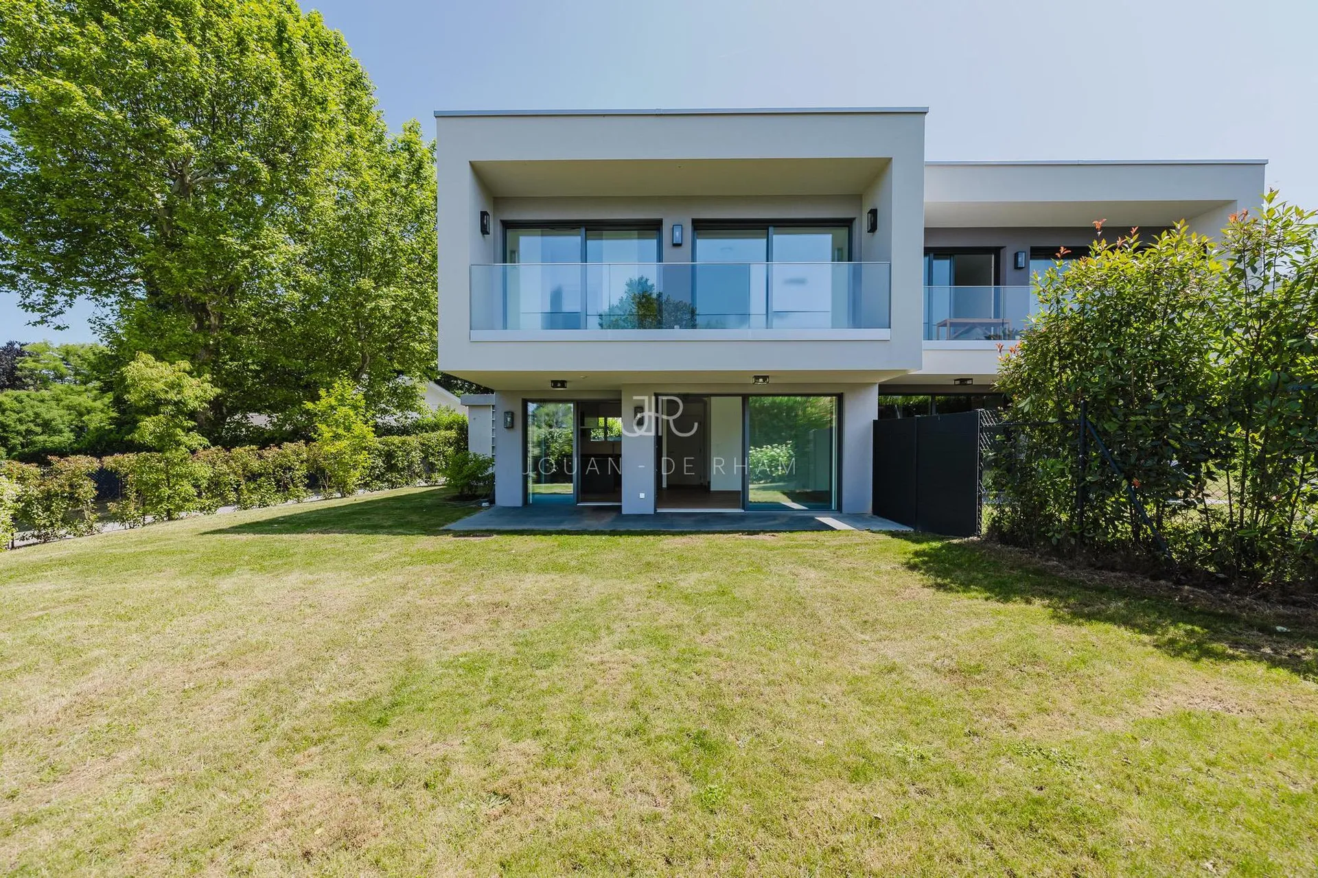 Maisons neuves en deuxième rang du lac