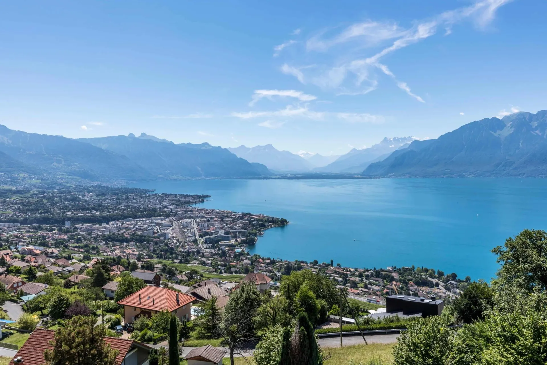 Une vue à couper le souffle sur les hauteurs de Chardonne avec piscine