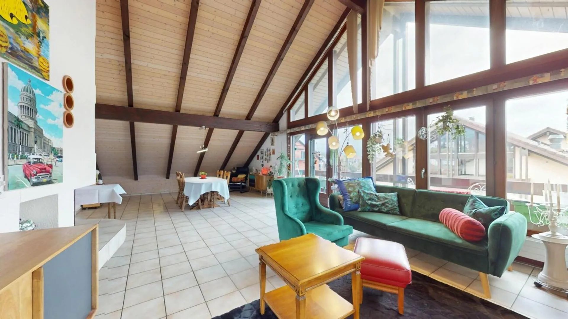 Bright 4.5-room attic apartment with loft character