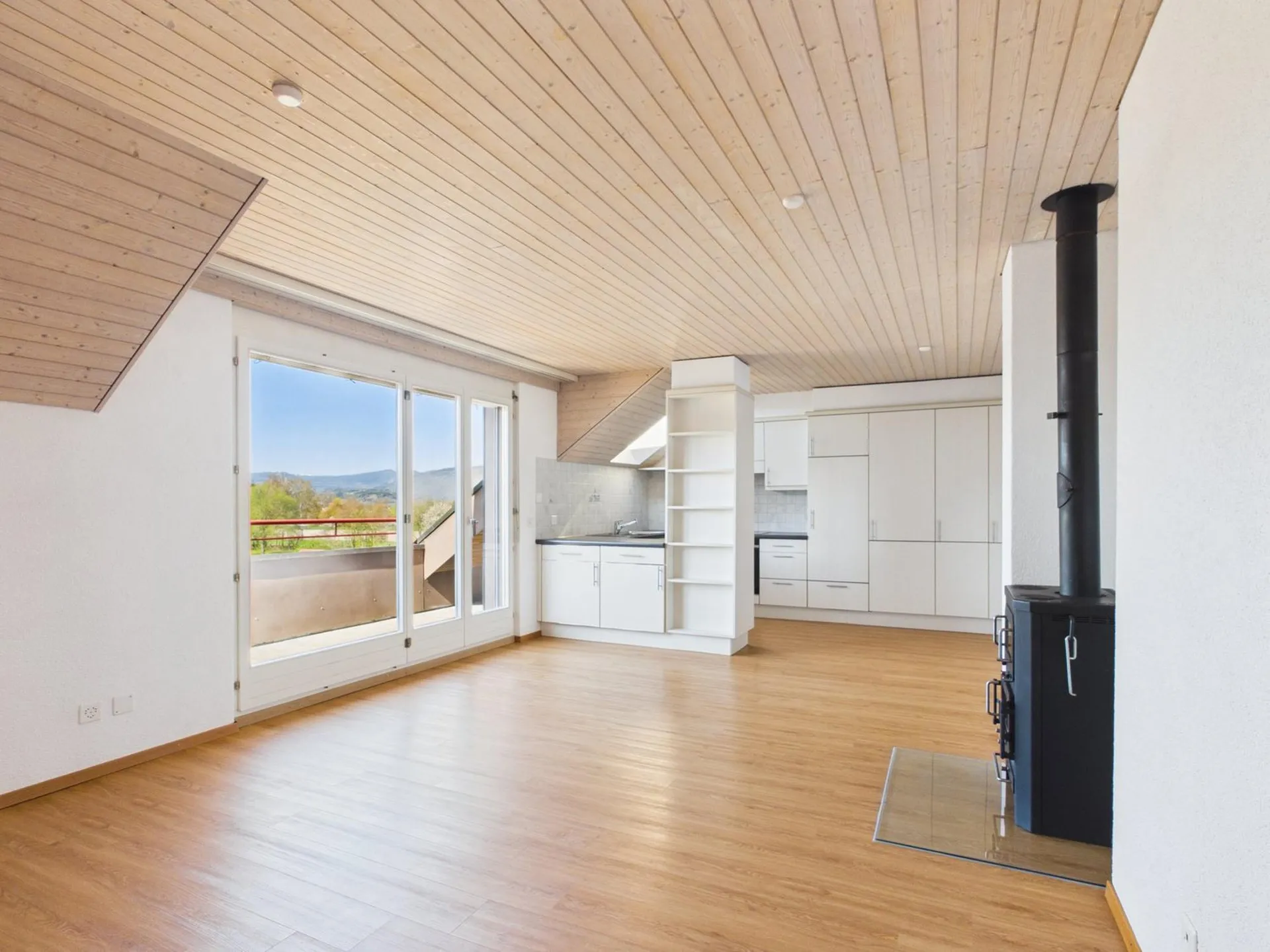Bright 4.5-room attic apartment with a view of the Aare and the Jura south foot with 2 balconies & chimney