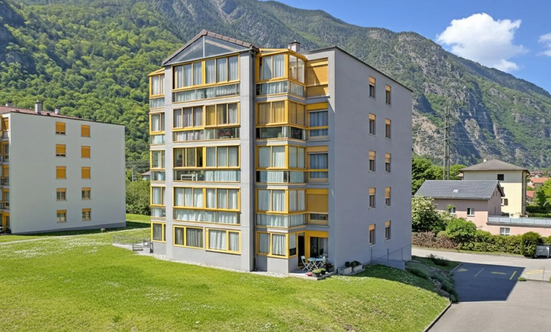 Wohnung mit 4,5 Zimmern, großer Terrasse und Veranda.