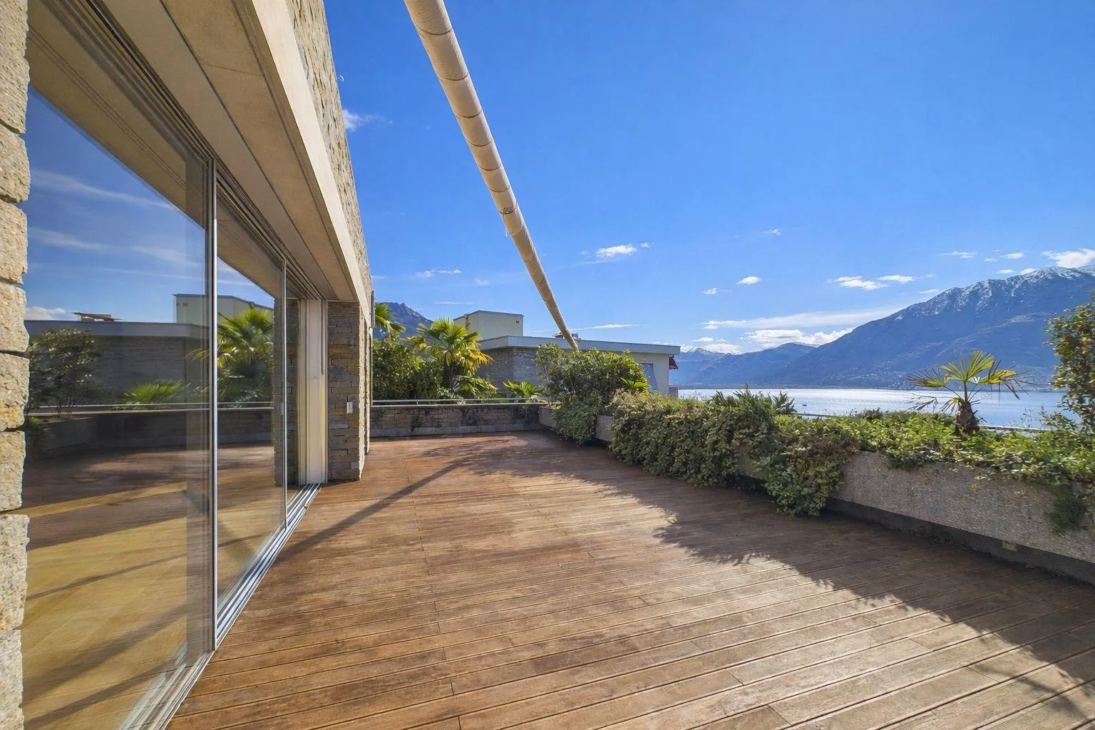 Appartamento elegante e raffinato con vista panoramica sul Lago Mag...