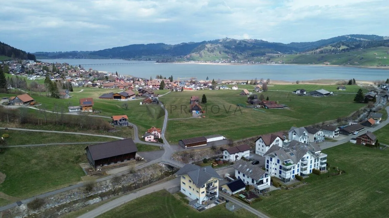 Sonnige Wohnung mit Panoramasicht auf See und Berge im Outdoorparad...