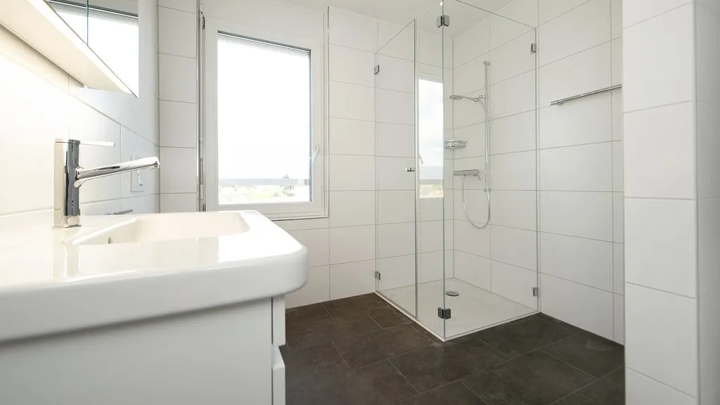 GROSSZÜGIGE ERDGESCHOSSWOHNUNG AN RUHIGER LAGE ZU VERMIETEN