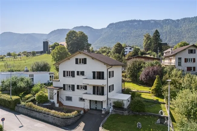 Haus mit zwei Wohnungen, Möglichkeit, eine dritte Wohnung zu schaffen.  S.