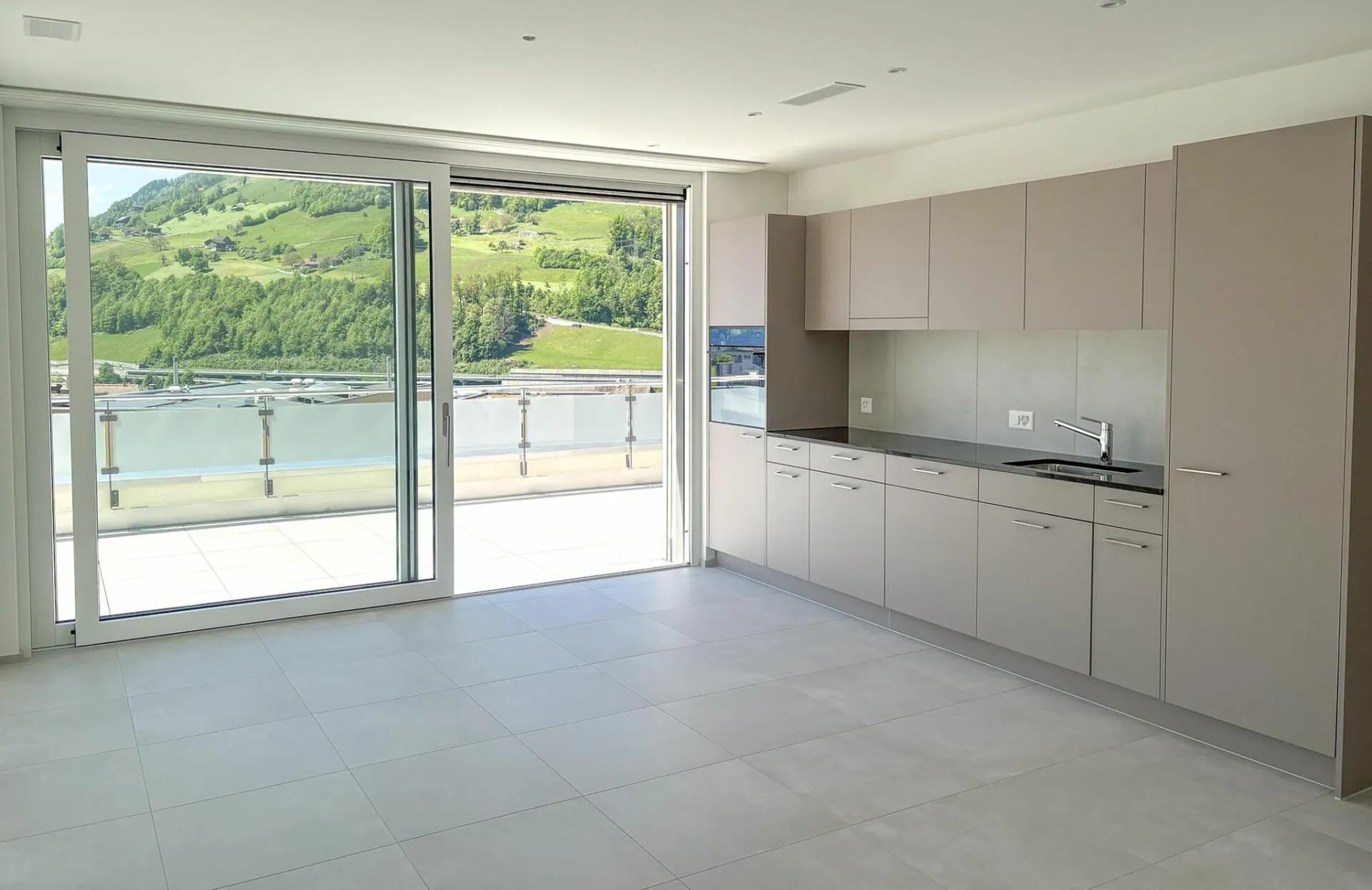 First rental: 3.5-room attic apartment with lake and mountain view