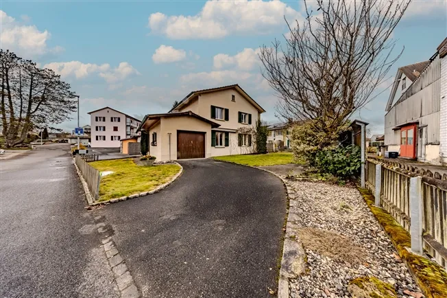 Schmuckes Zuhause mit schönem Garten