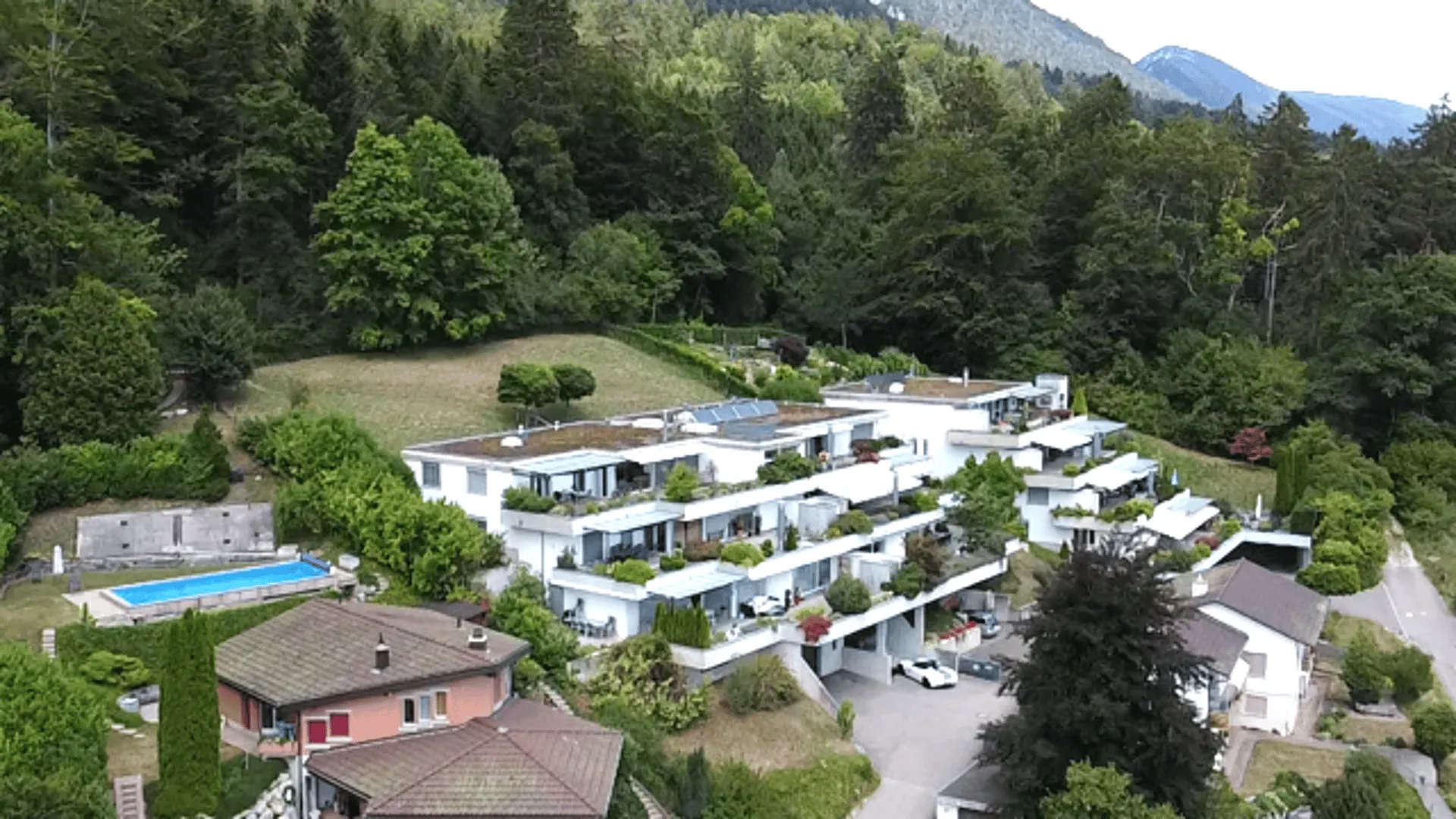 Appartamento terrazza ristrutturato di 4,5 locali sul bordo del bosco, tranquillo, vista lontana, privacy