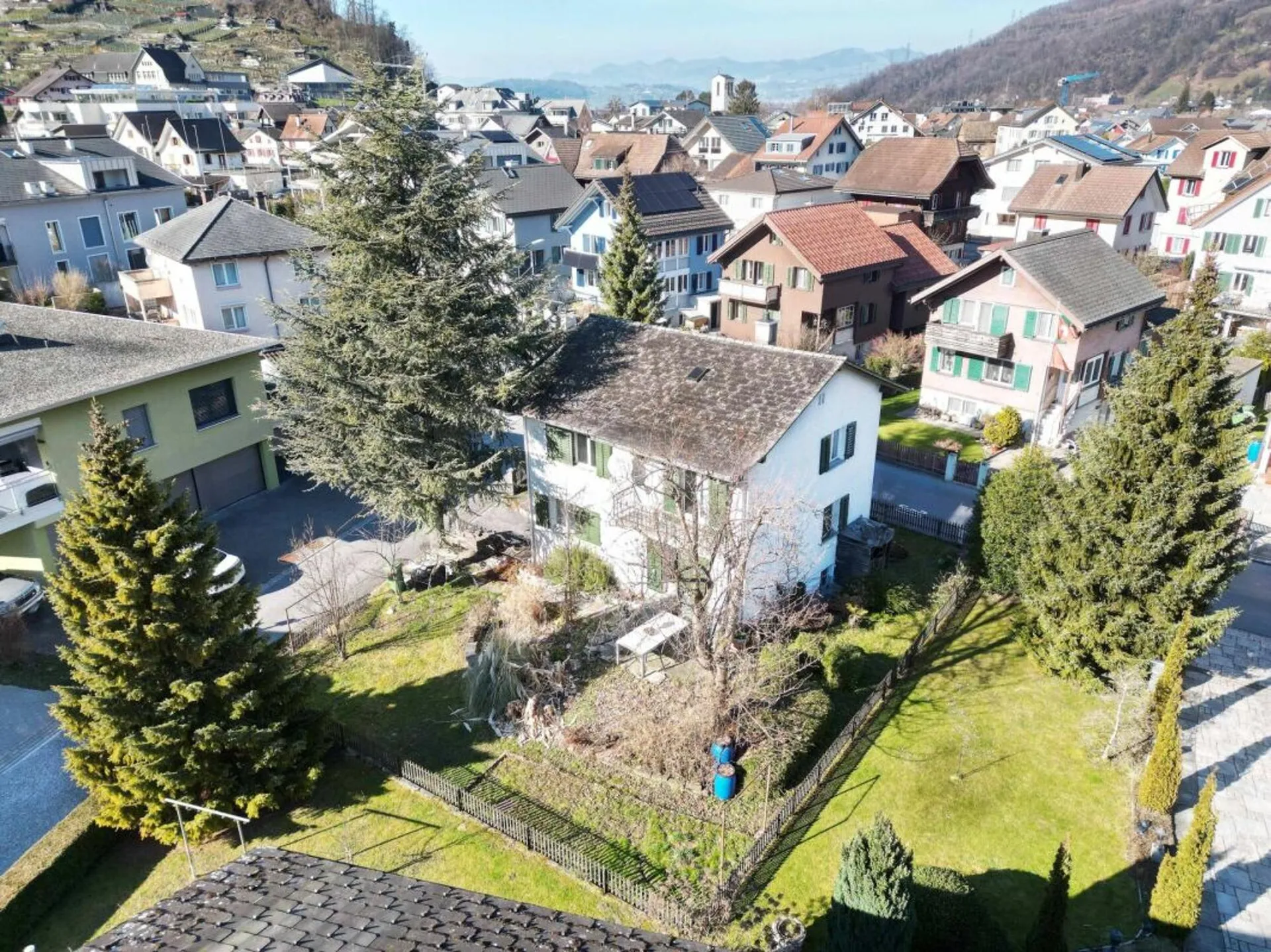 Freistehendes Einfamilienhaus mit Garten an schöner Lage in Niederurnen GL