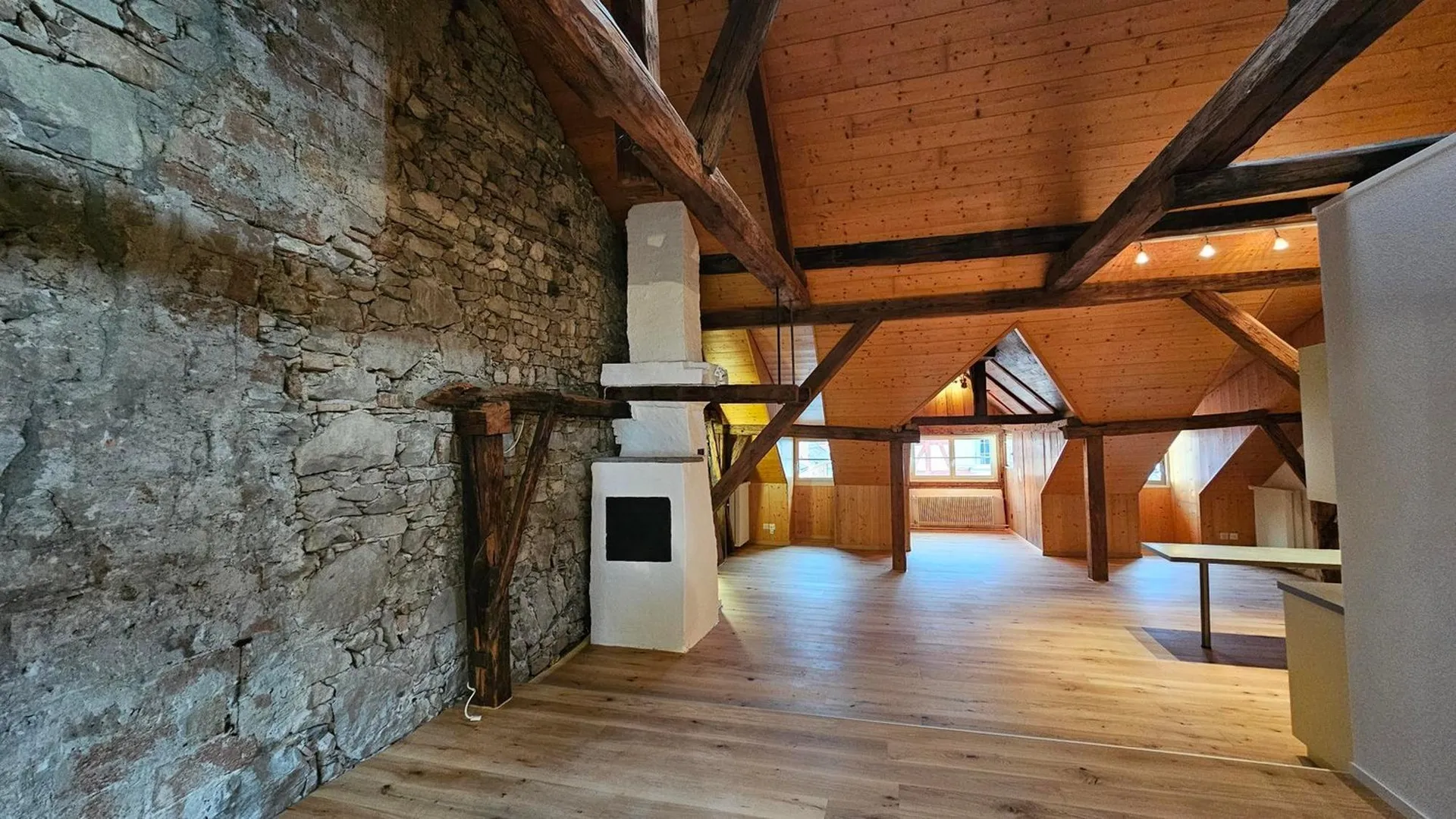 Très charmant appartement de 2,5 pièces en mansarde au 3e étage