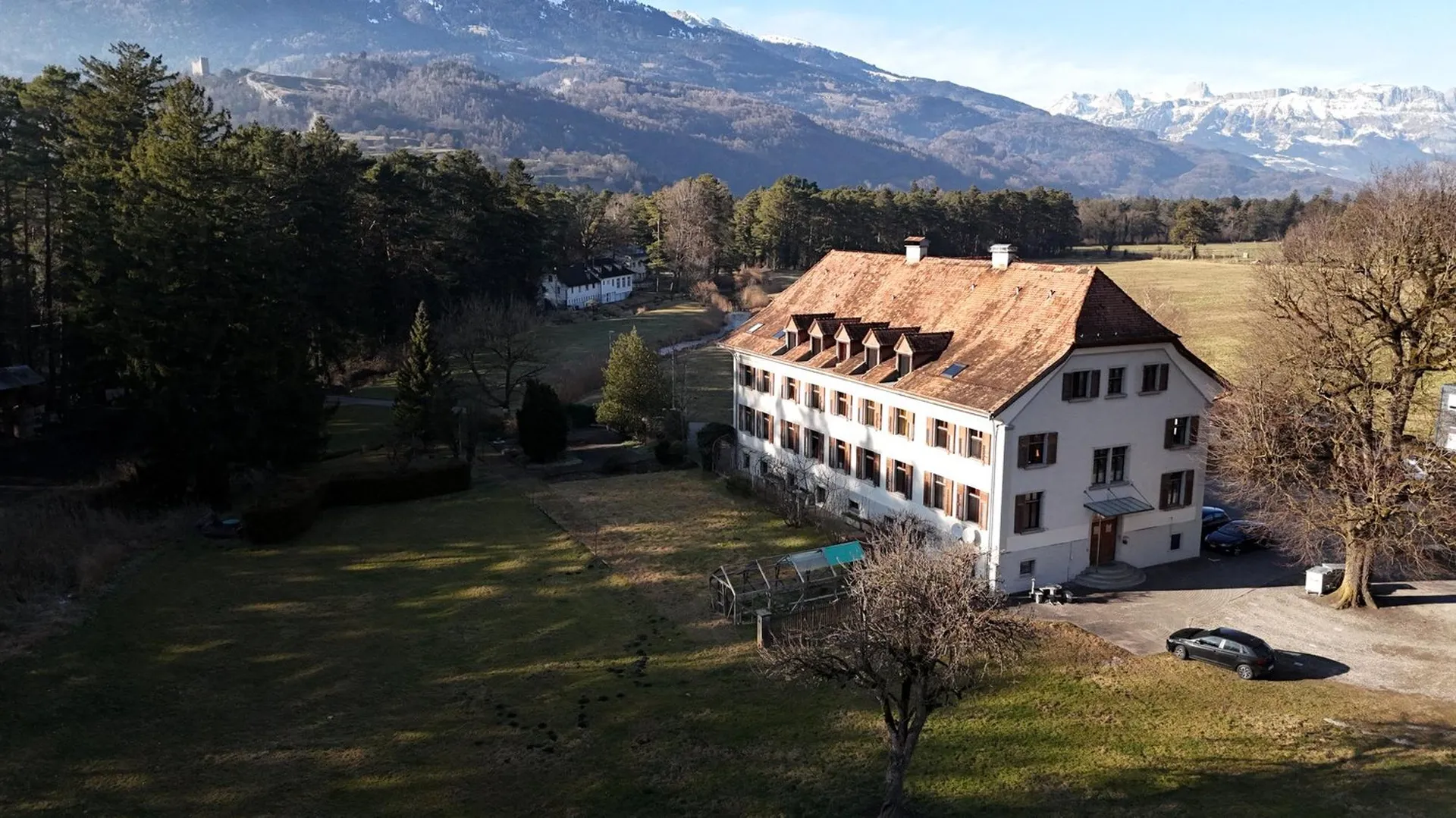 Versatile property: Established guesthouse with development potential in Weite-Wartau