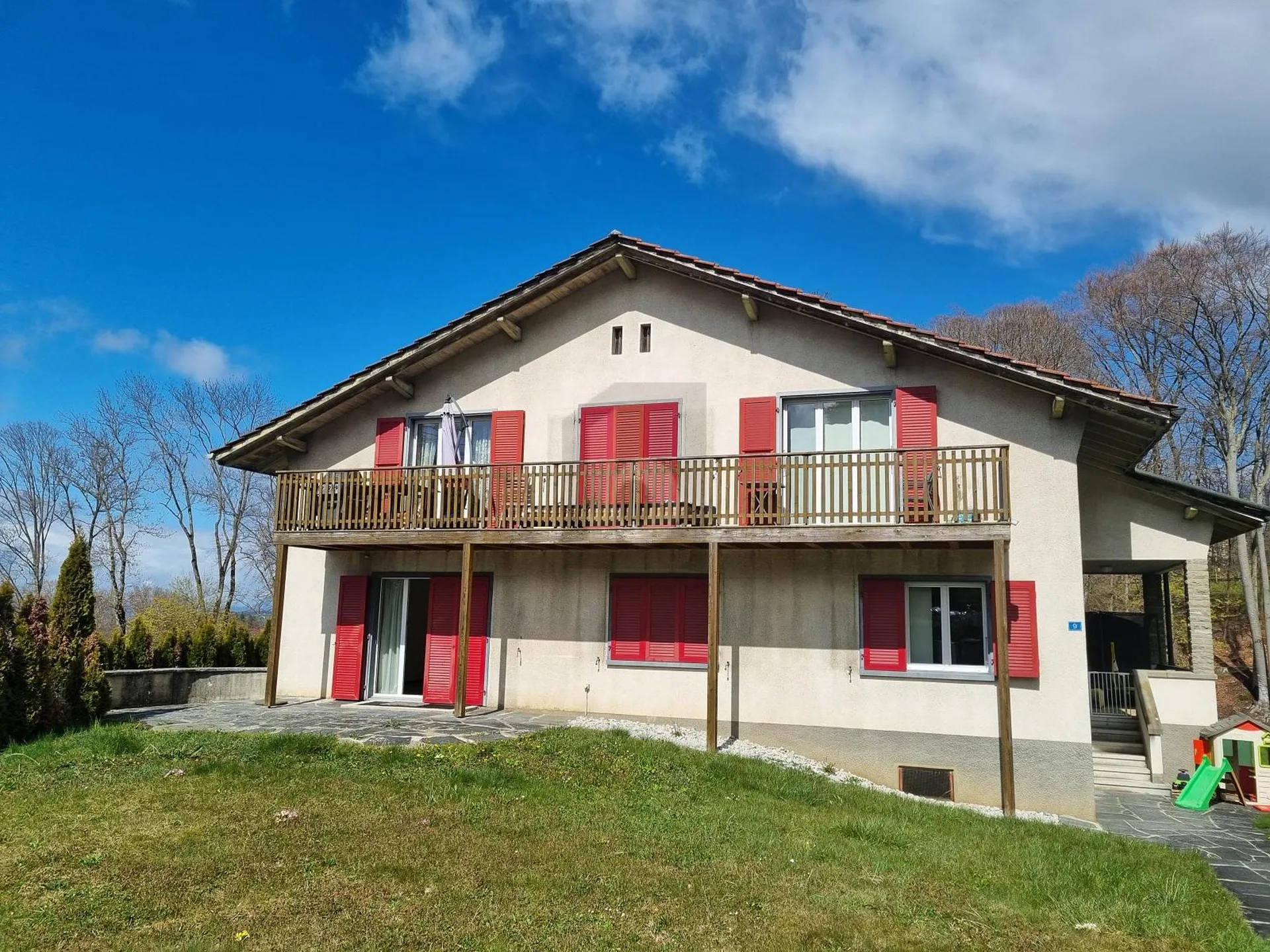 VERY ATTRACTIVE PRICE !! SPACIOUS WITH GARDEN