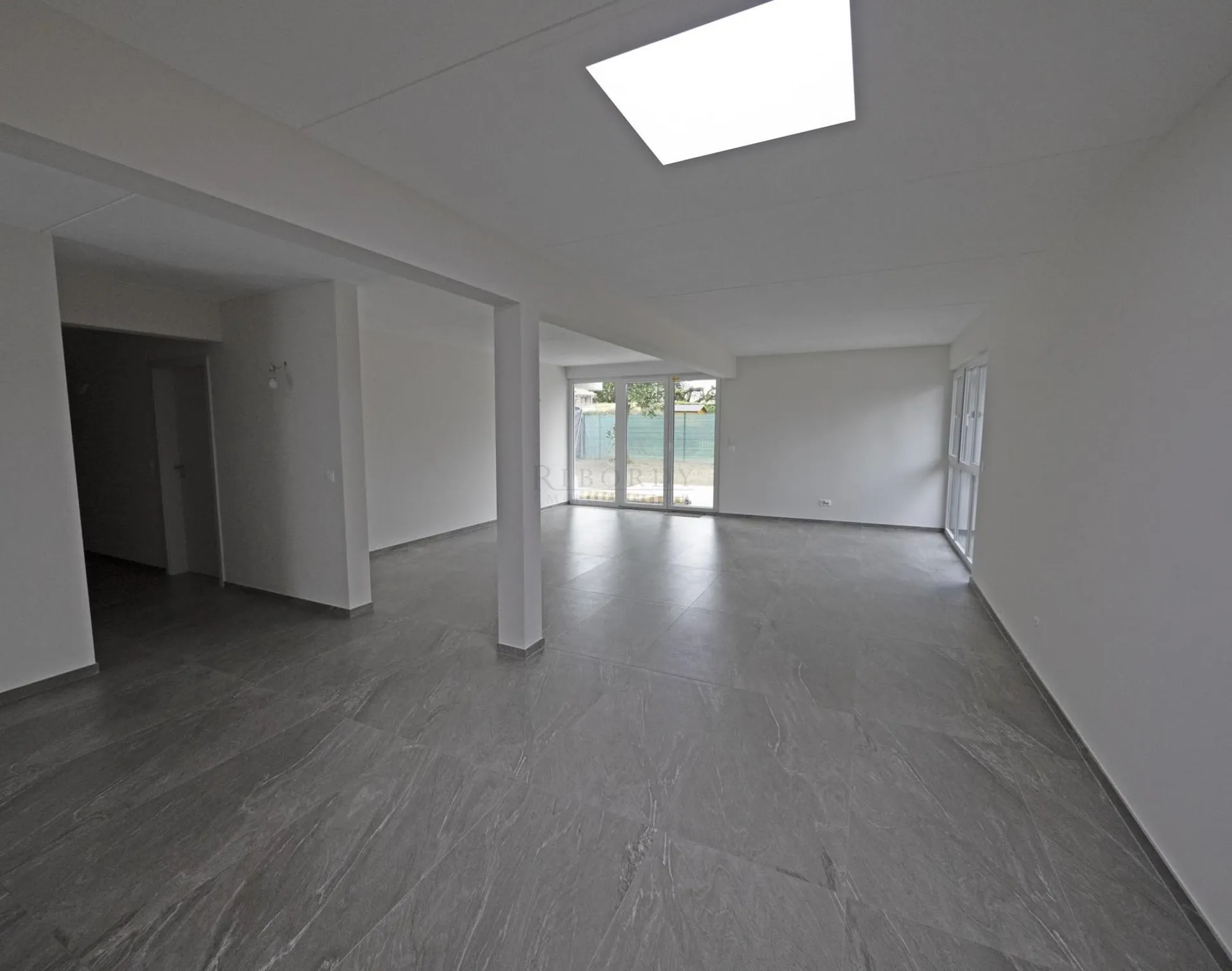 Maison jumelle avec ravissant jardin entièrement clôturé !