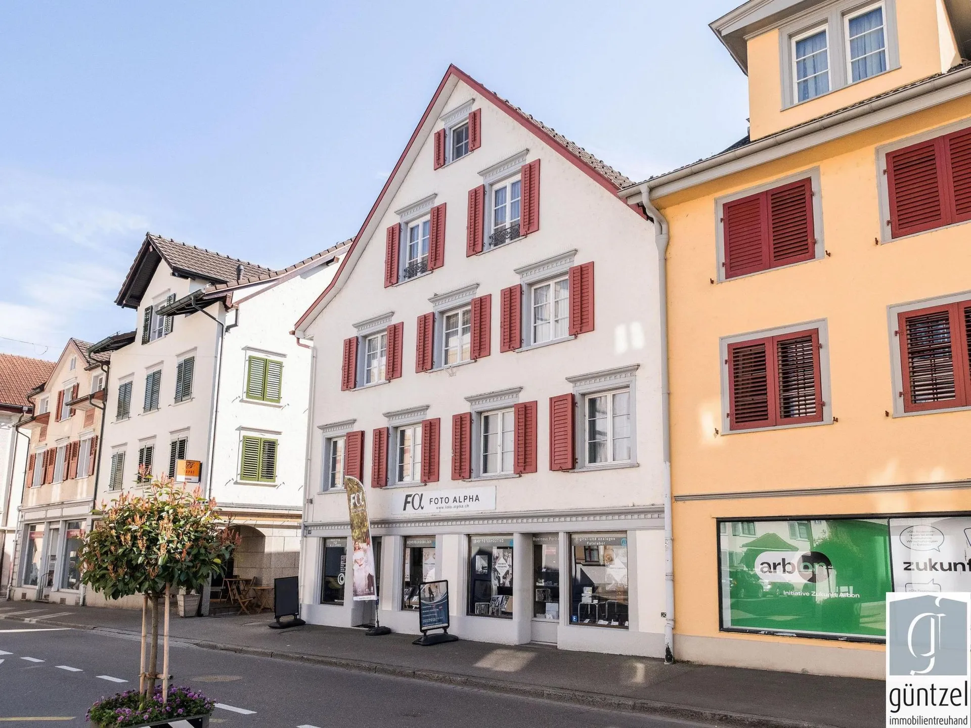 Attraktives Zweifamilienhaus mit Ladengeschäft
