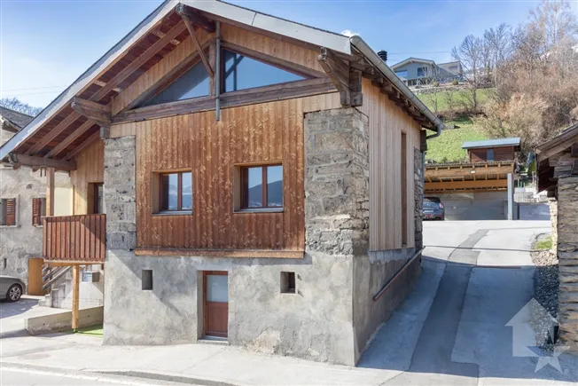 Renovierte Scheune mit 4,5 Zimmern, je 107 m² Wohnfläche und 40 m² Garten