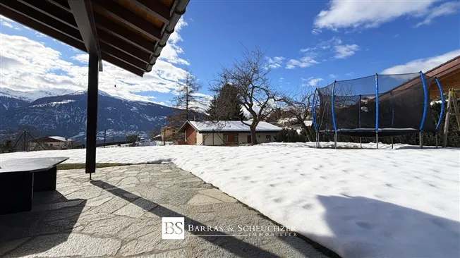 Geräumige Villa auf ebenem Gelände, ruhige und panoramablickende Aussicht
