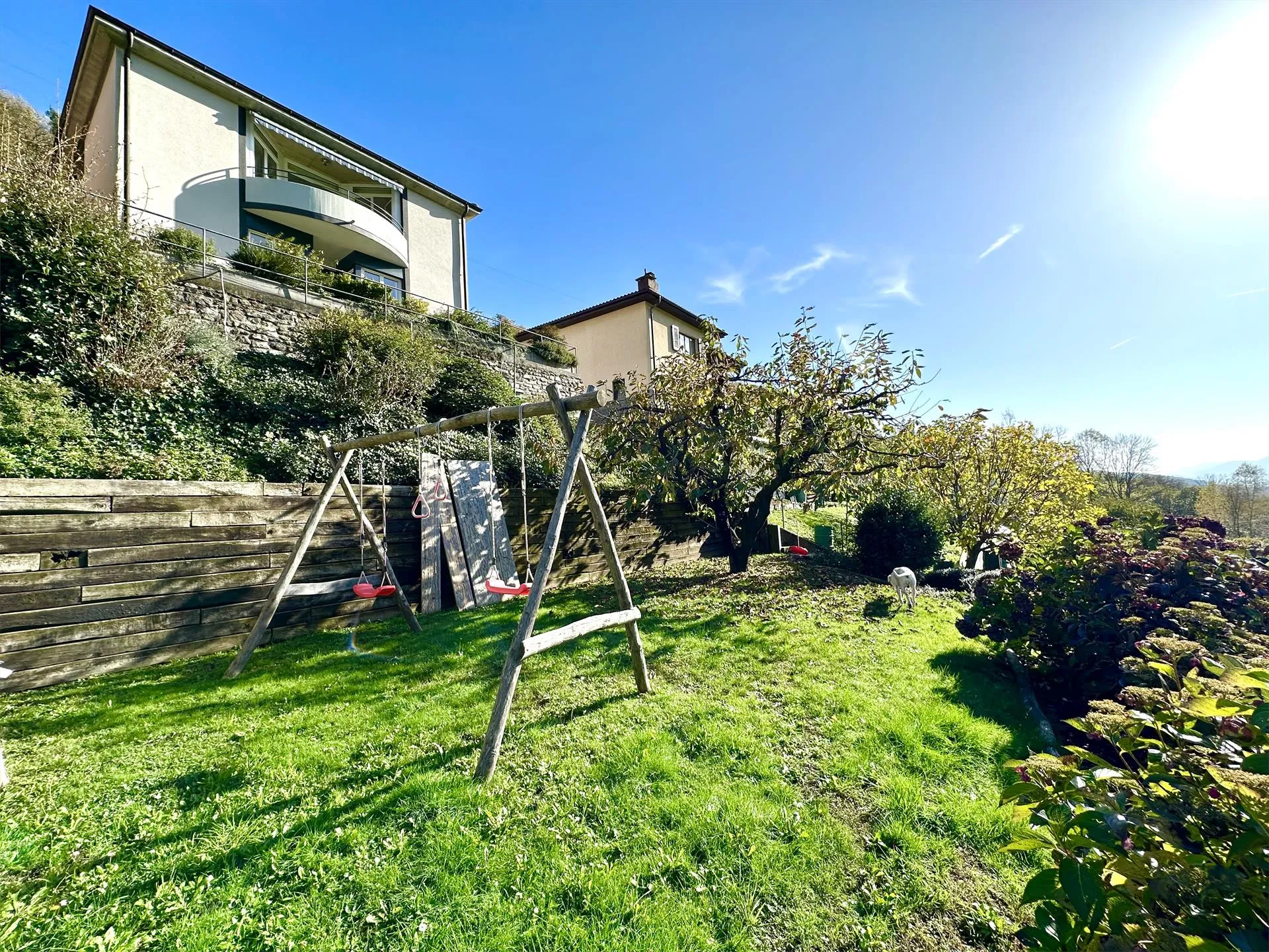 Affascinante casa unifamiliare da 4.5 locali con terreno edificabile .