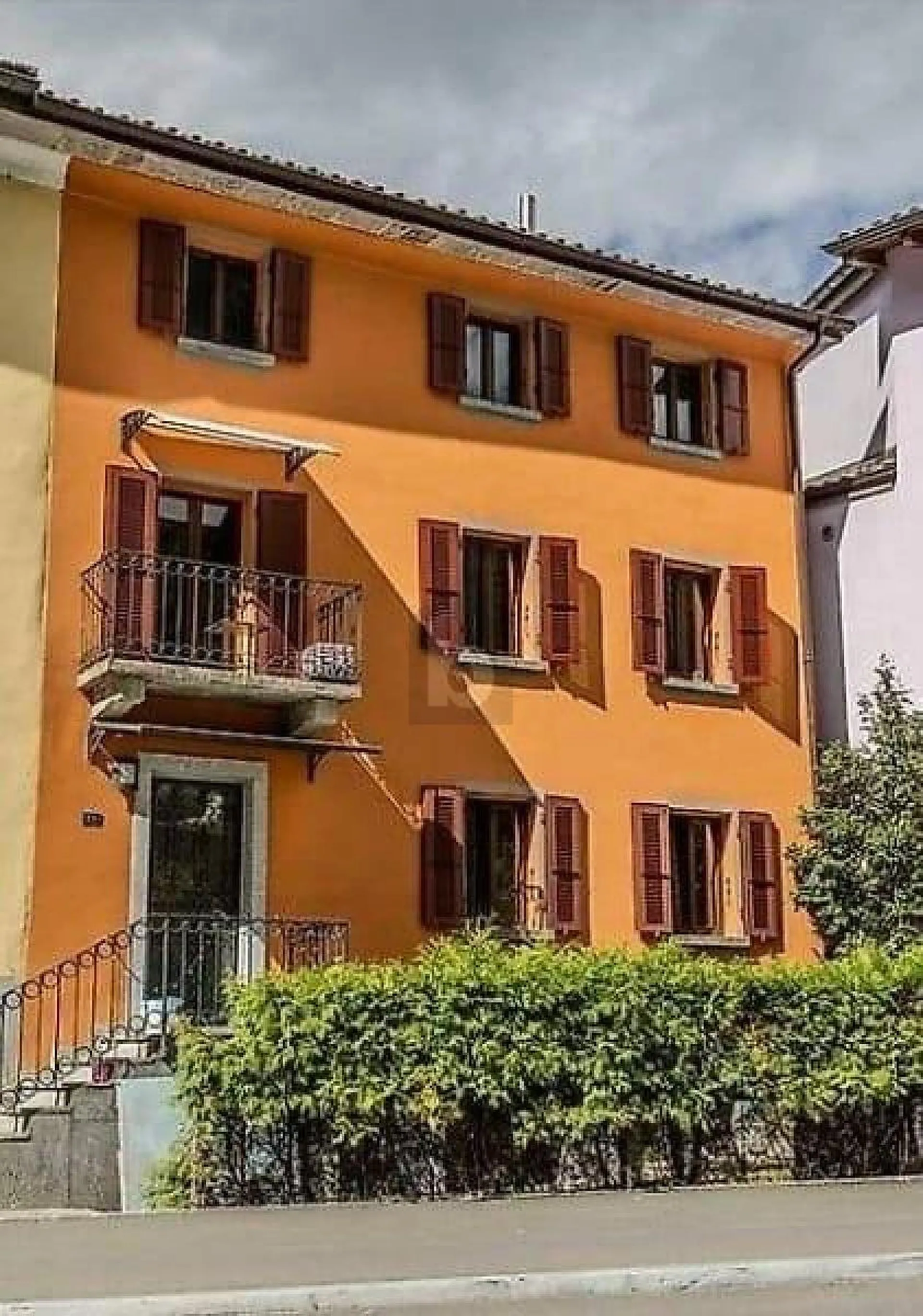 Einfamilienhaus im Kern mit privatem Garten in Magadino