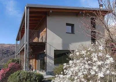 Moderna casa Minergie con vista sulle montagne