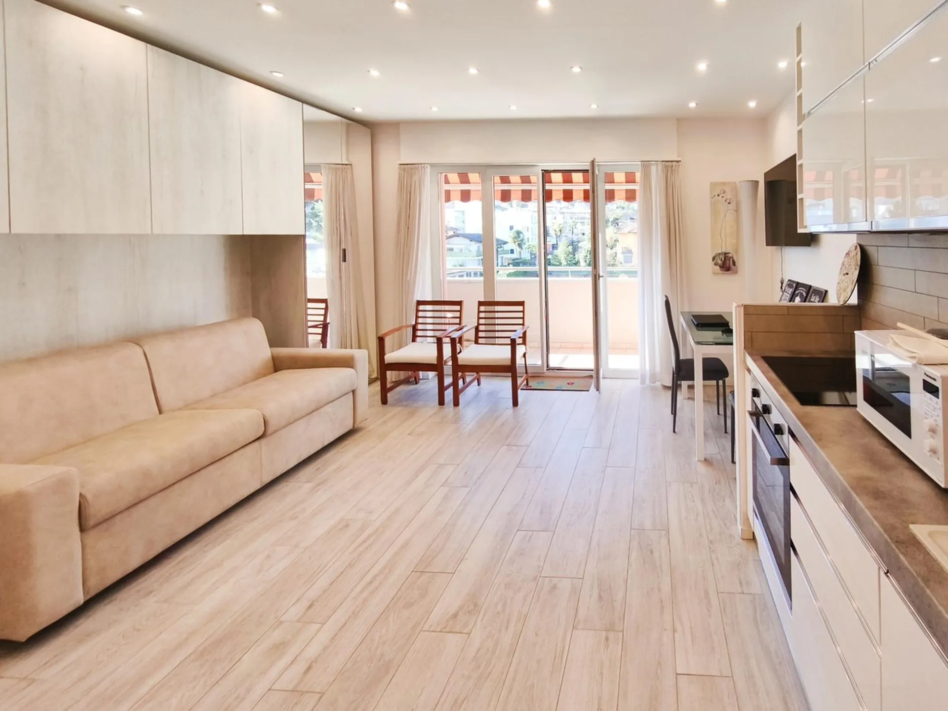 Raffiniertes 1,5-Zimmer-Wohnung mit Balkon und neuer Küche