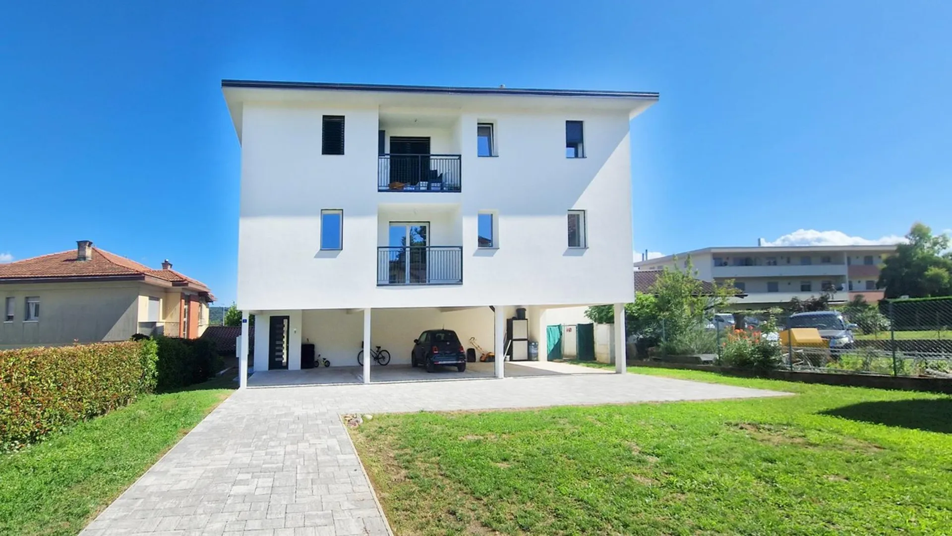 Neue 2,5-Zimmer-Wohnung mit überdachtem Balkon und freier Aussicht