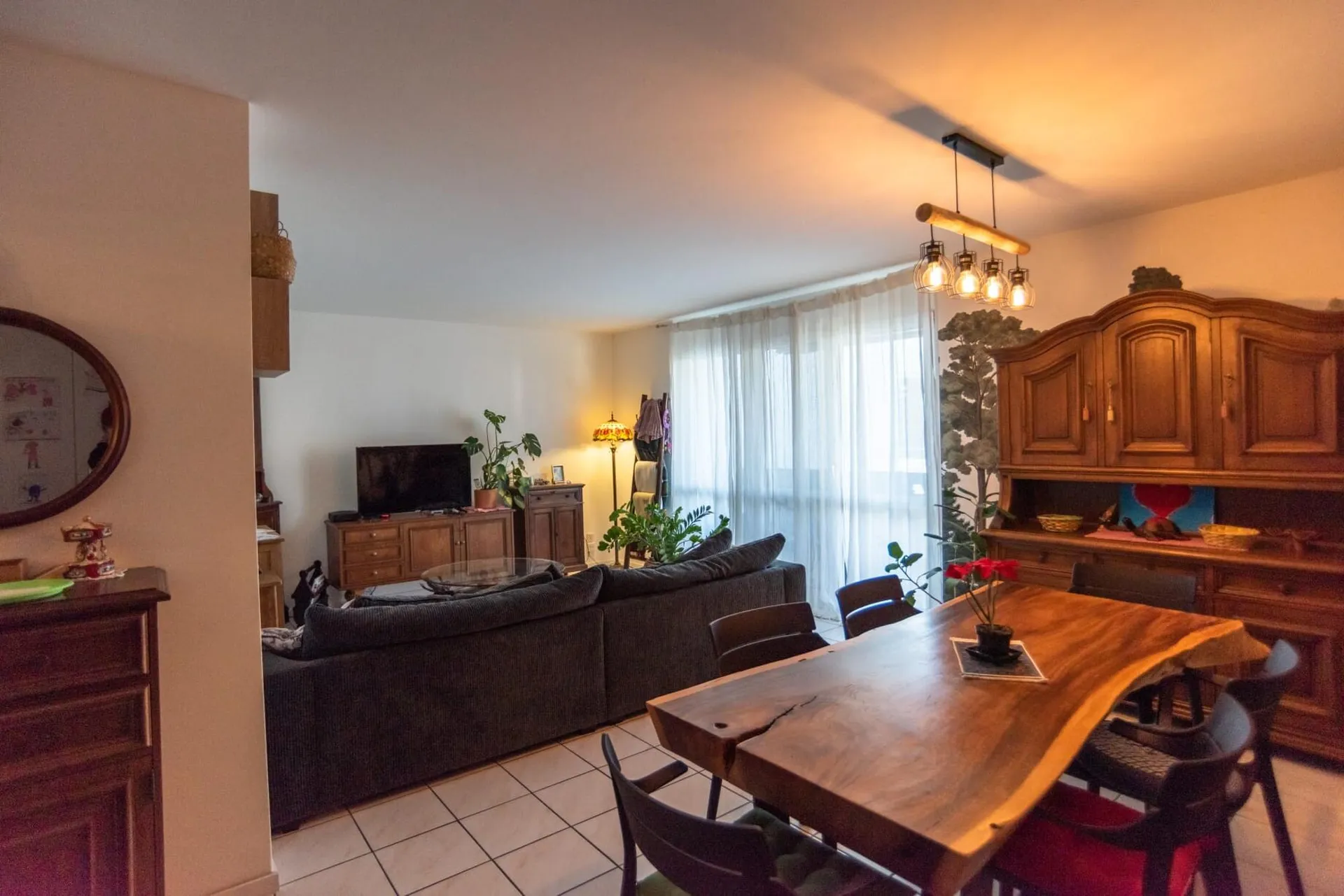 Schönes 4,5-Zimmer-Wohnung mit großer überdachter Terrasse in sehr gutem Zustand.