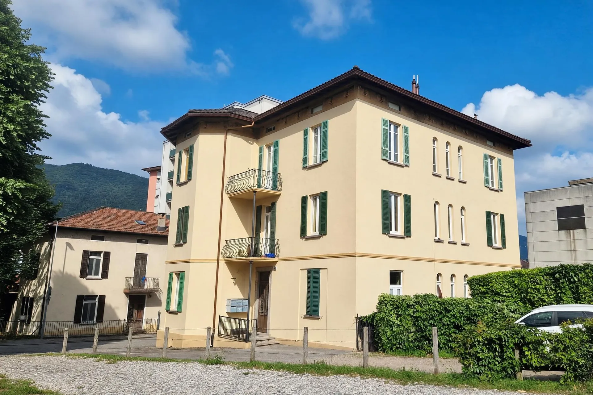 Schönes 3,5-Zimmer-Wohnung in strategischer Lage mit Doppelbalkon und zwei Parkplätzen