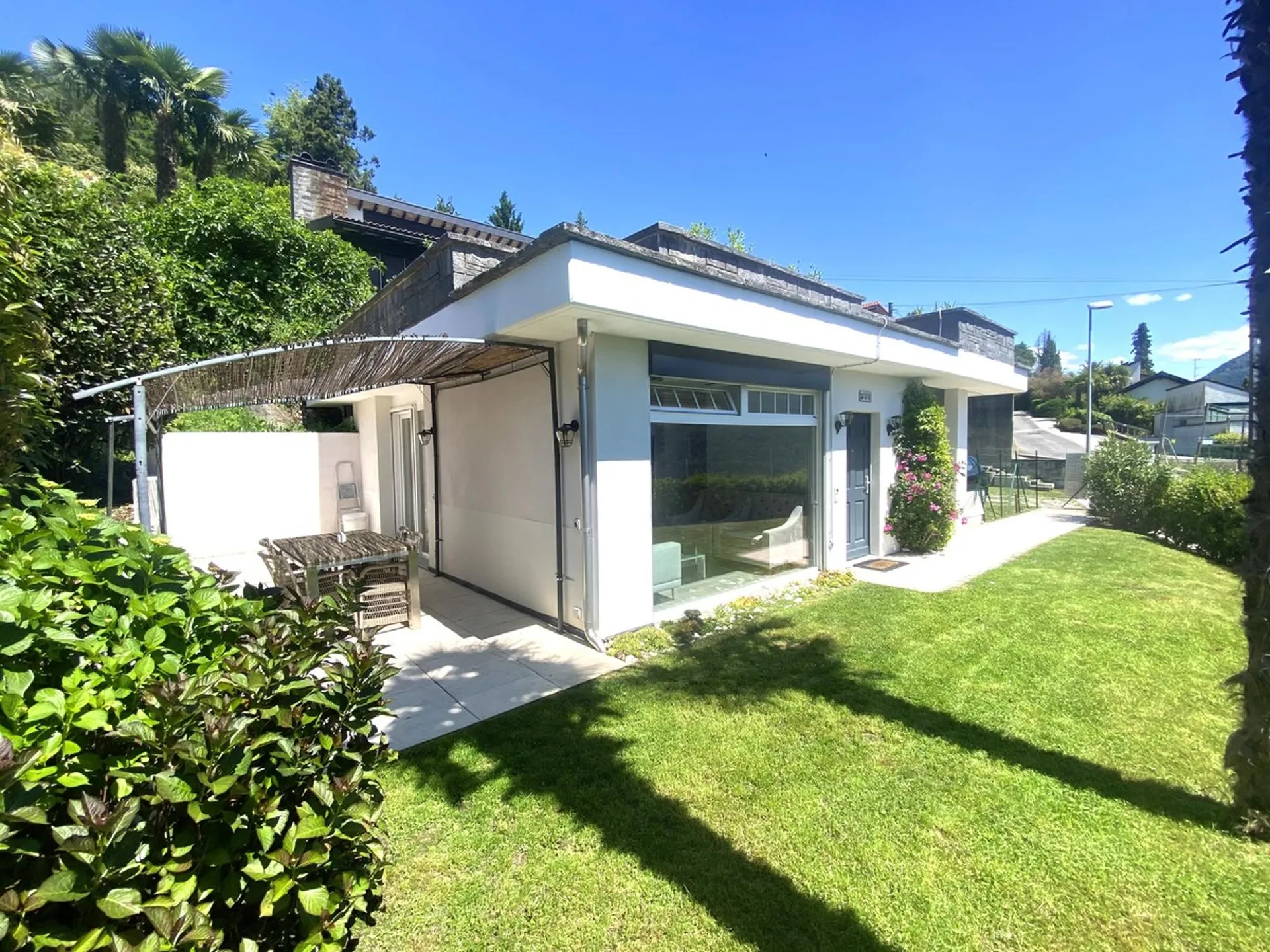 Casa 2,5 locali ristrutturata con vista Ceresio, giardino e parcheggi