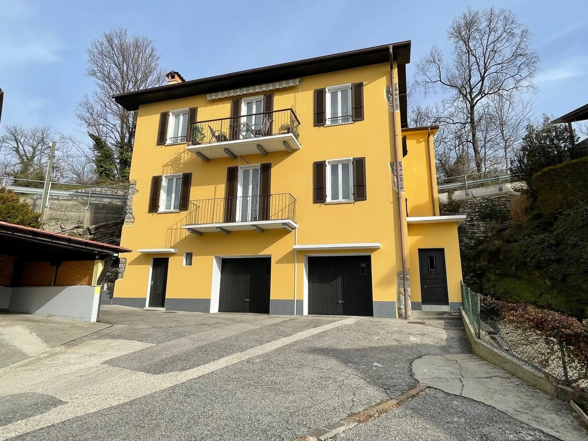 AMPIA CASA DI 6.5 LOCALI IN ZONA RESIDENZIALE A MORBIO INFERIORE