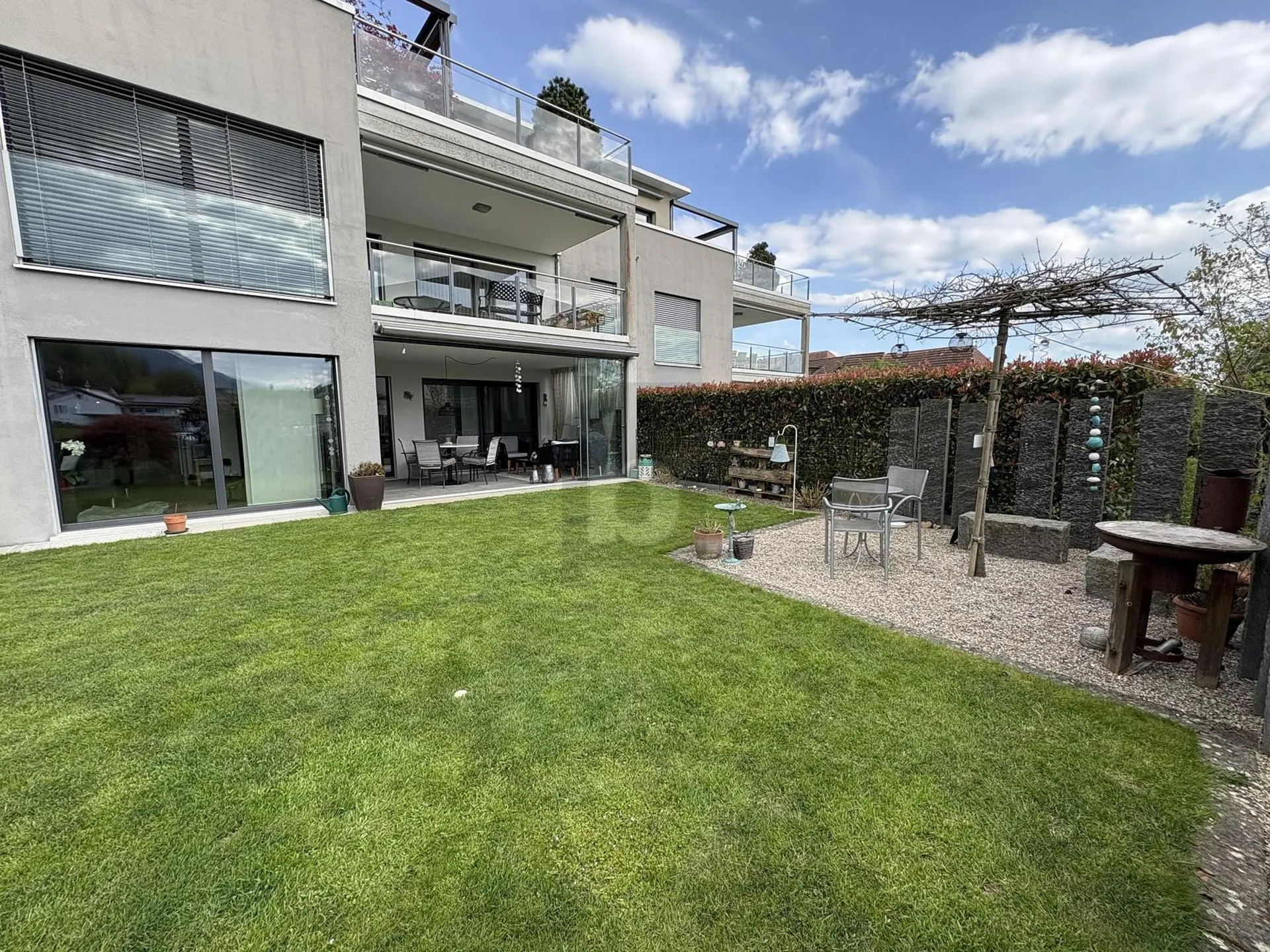 De luxe avec grand jardin et espace de séjour
