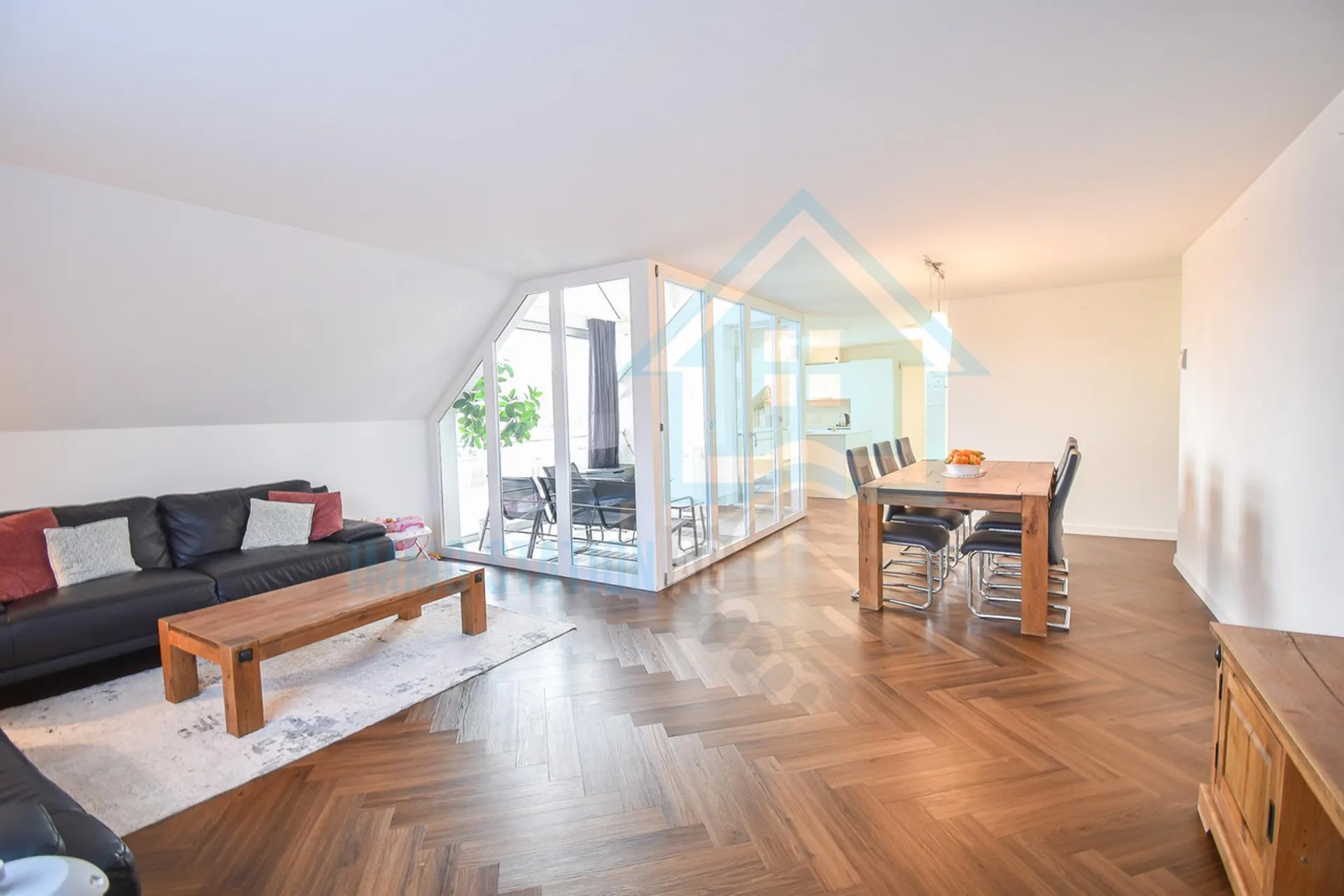 Exklusive 4.5-Zimmer-Dachwohnung mit Loggia und Alpenblick in Burg AG
