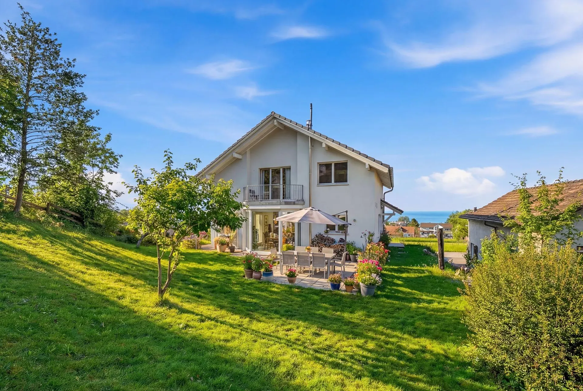 DETACHED LAKE VIEW HOUSE IN THE COUNTRYSIDE