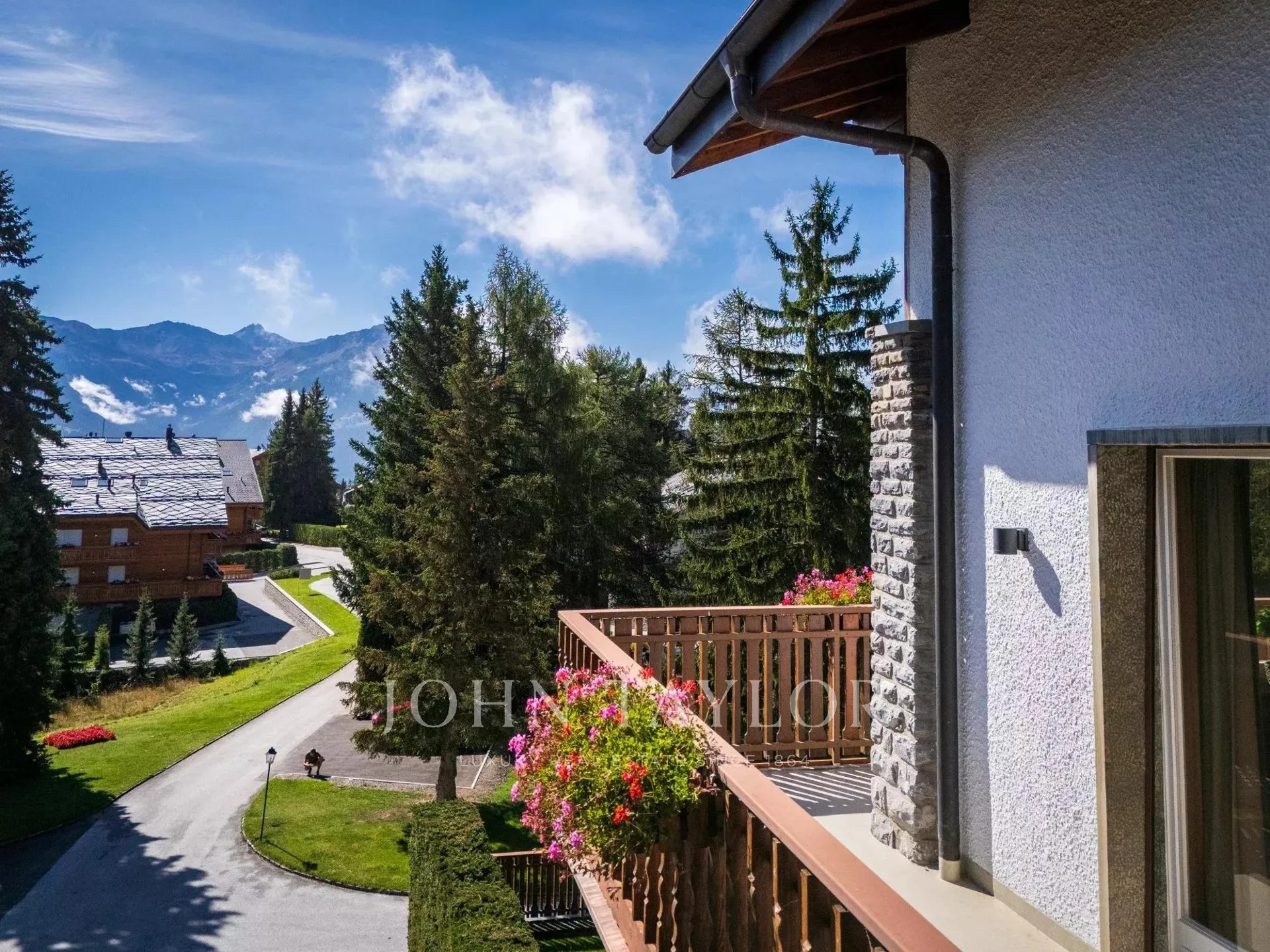 CRANS-MONTANA In der Nähe des Zentrums - Helles 4.5-Zimmer-Apartment + 1 Kammerzimmer, atemberaubender Blick, Balkon, Garage.