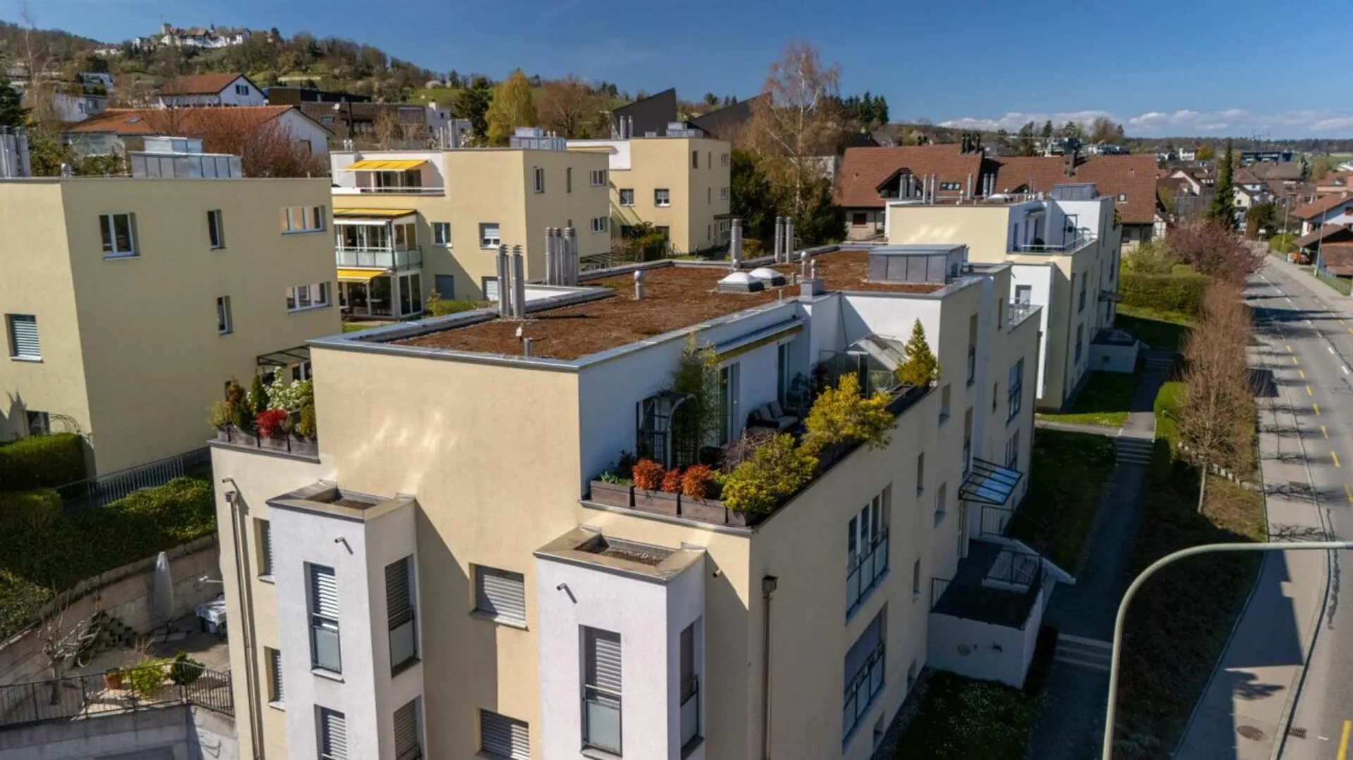 Au-dessus des toits de Dielsdorf : joyau d'attique luxueux avec une vue panoramique aux portes de Zurich