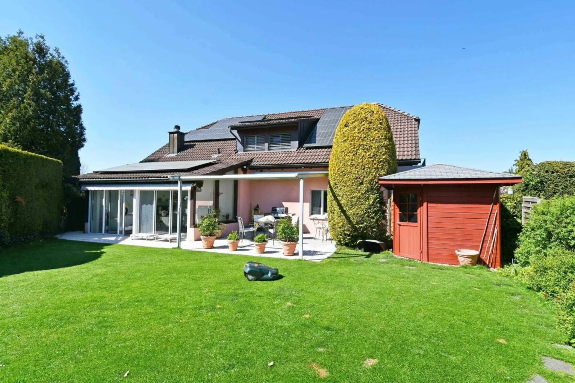 Sehr gepflegtes 7.5-Zi.-Einfamilienhaus mit wunderschönem Garten