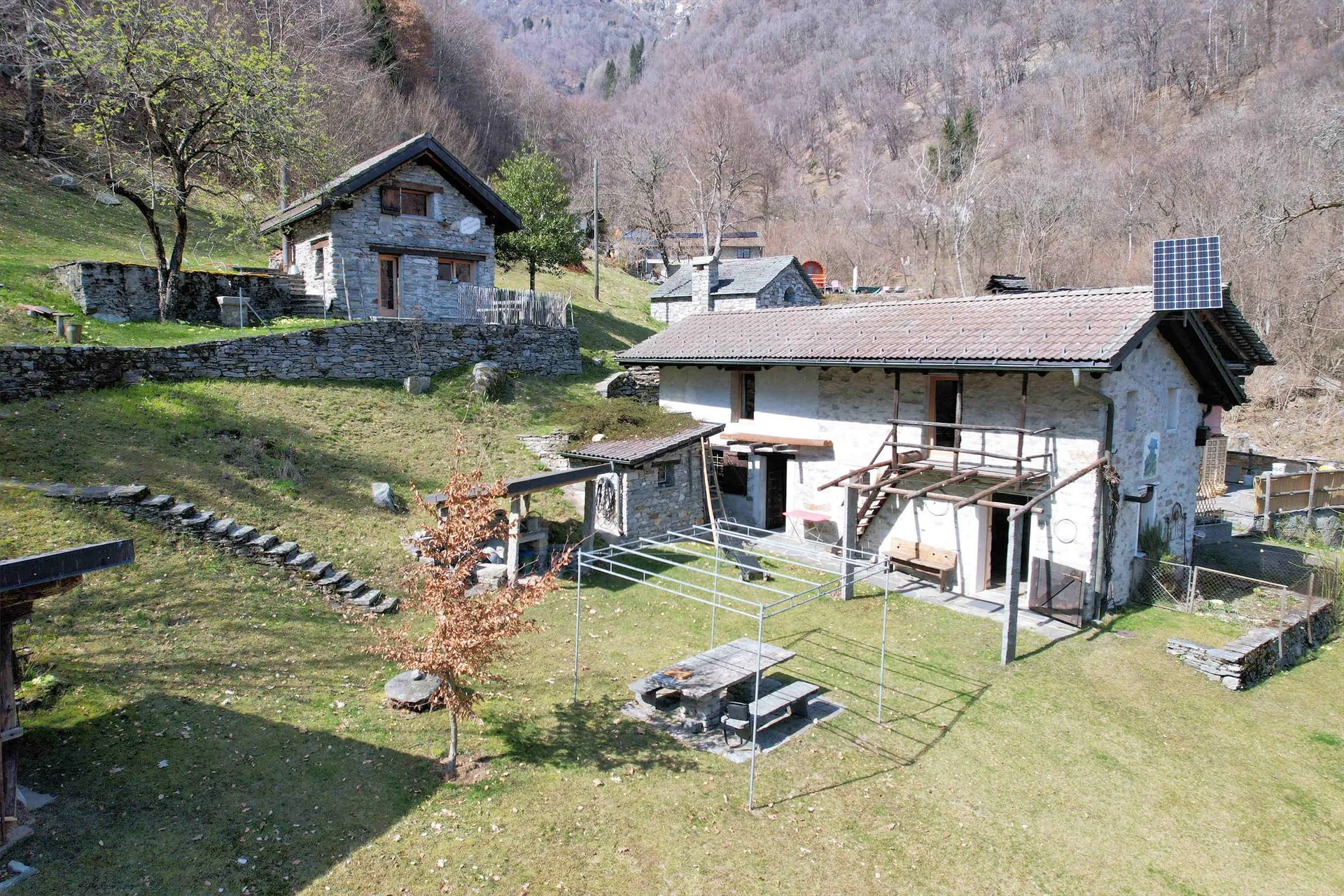 Originali rustici ben ristrutturati immersi nella natura 