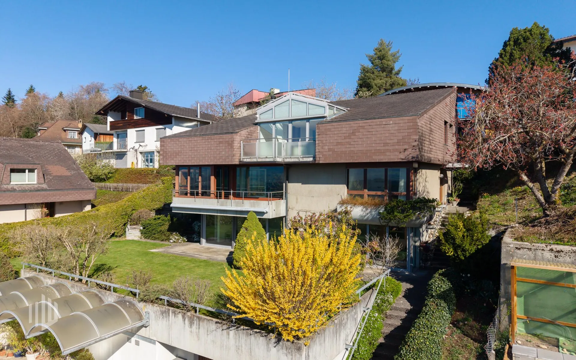 ImmoWyss - Einfamilienhaus mit Hallenbad und gepflegtem Aussenbereich