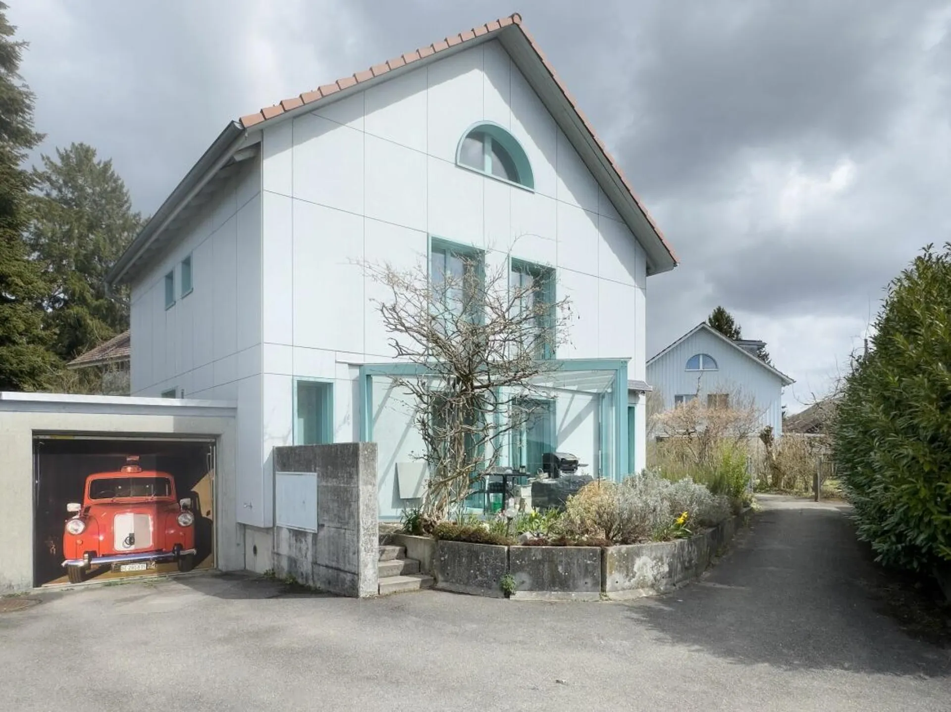 Grosszügiges und geschmackvoll ausgebautes 5.5-Zimmer-Einfamilienhaus mit schönem Umschwung und Einzelgarage