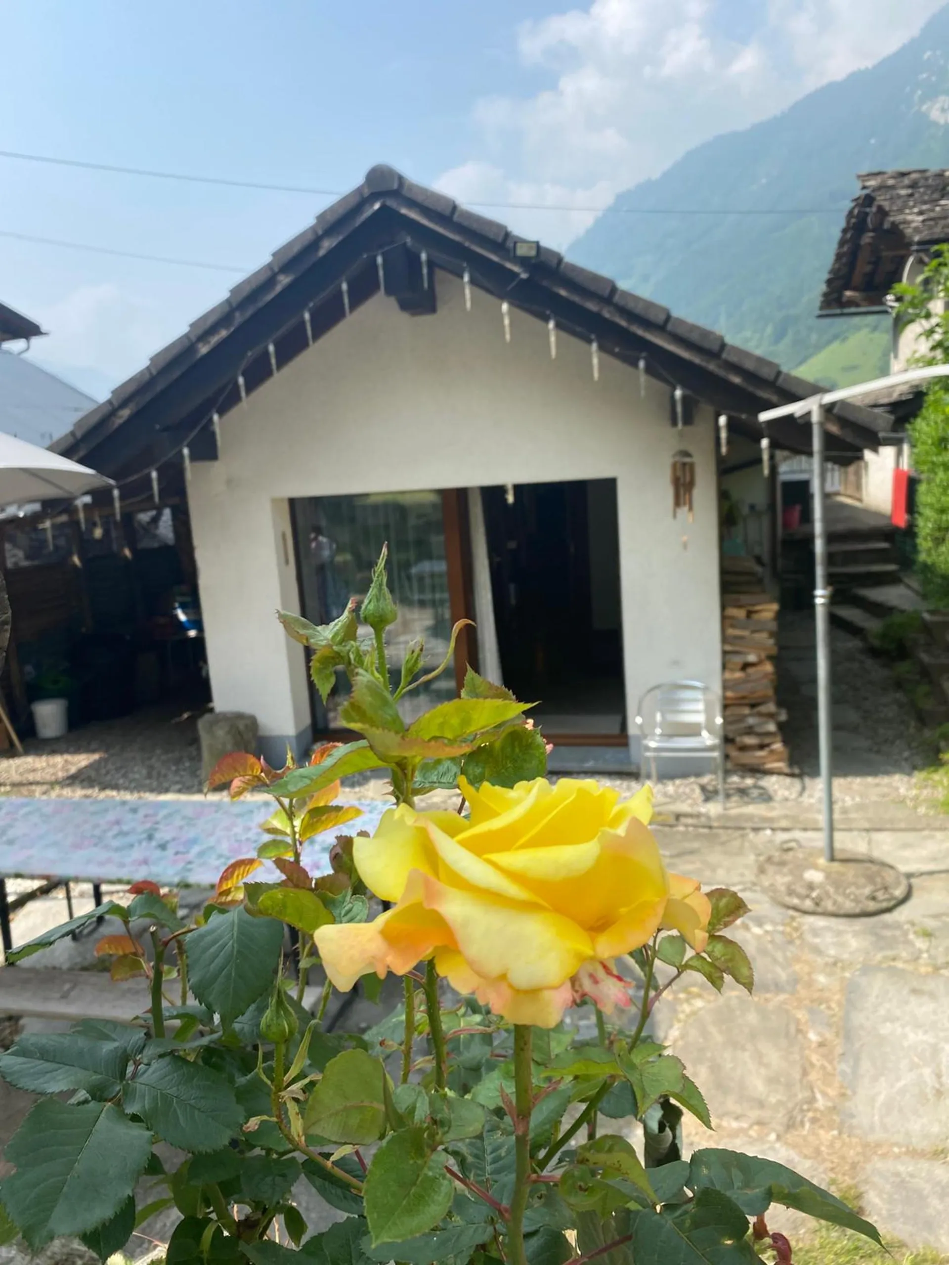 Mesocco, Andergia area, house for sale with adjacent rustico in a quiet and sunny neighborhood.