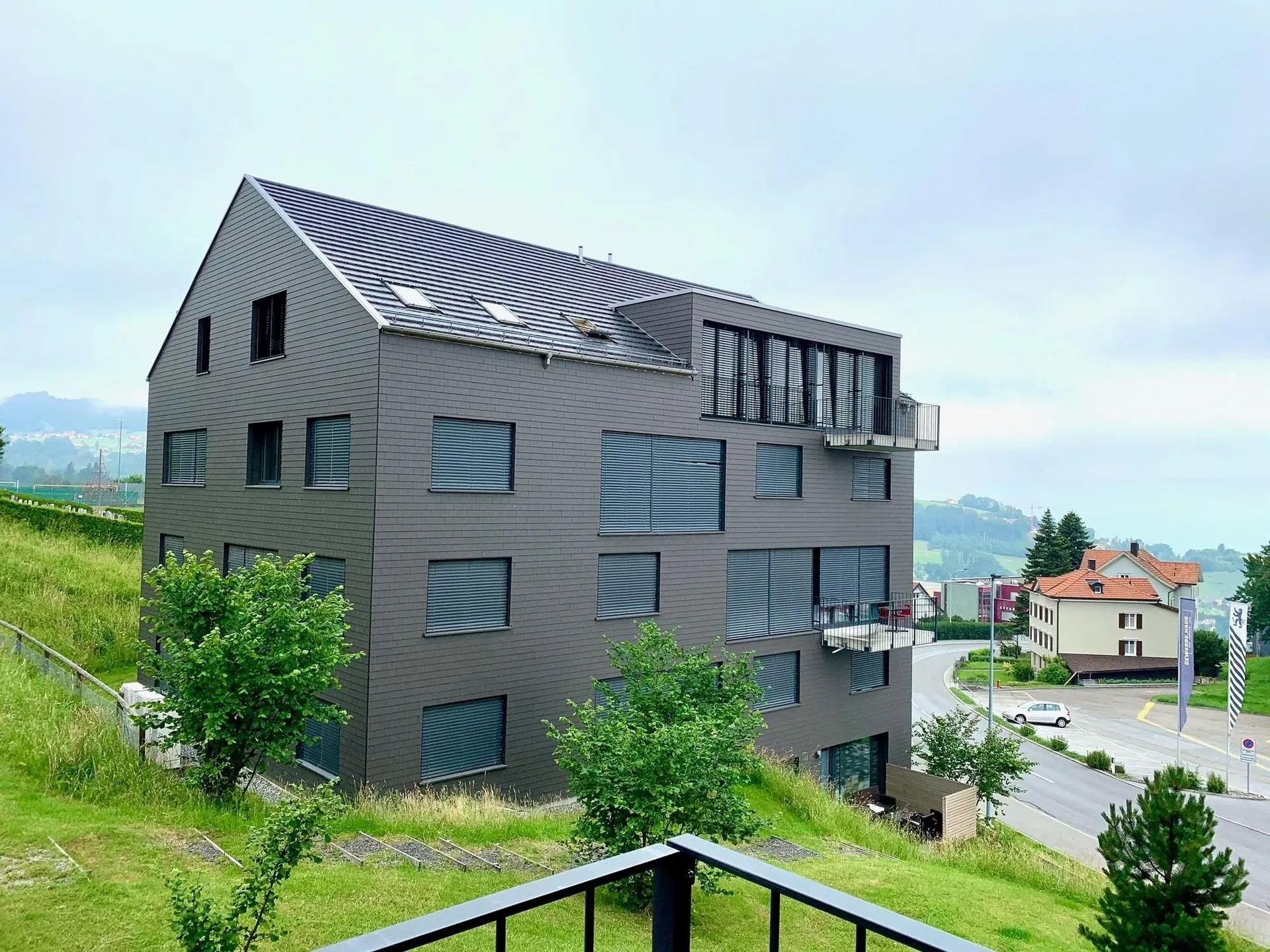 Helle 2.5-Zimmer-Wohnung mit moderner Küche und eigenem Sitzplatz