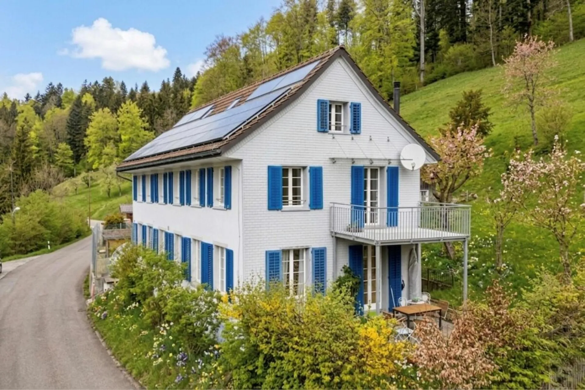Maison mitoyenne, entièrement rénovée, louée, avec terrain forestier.