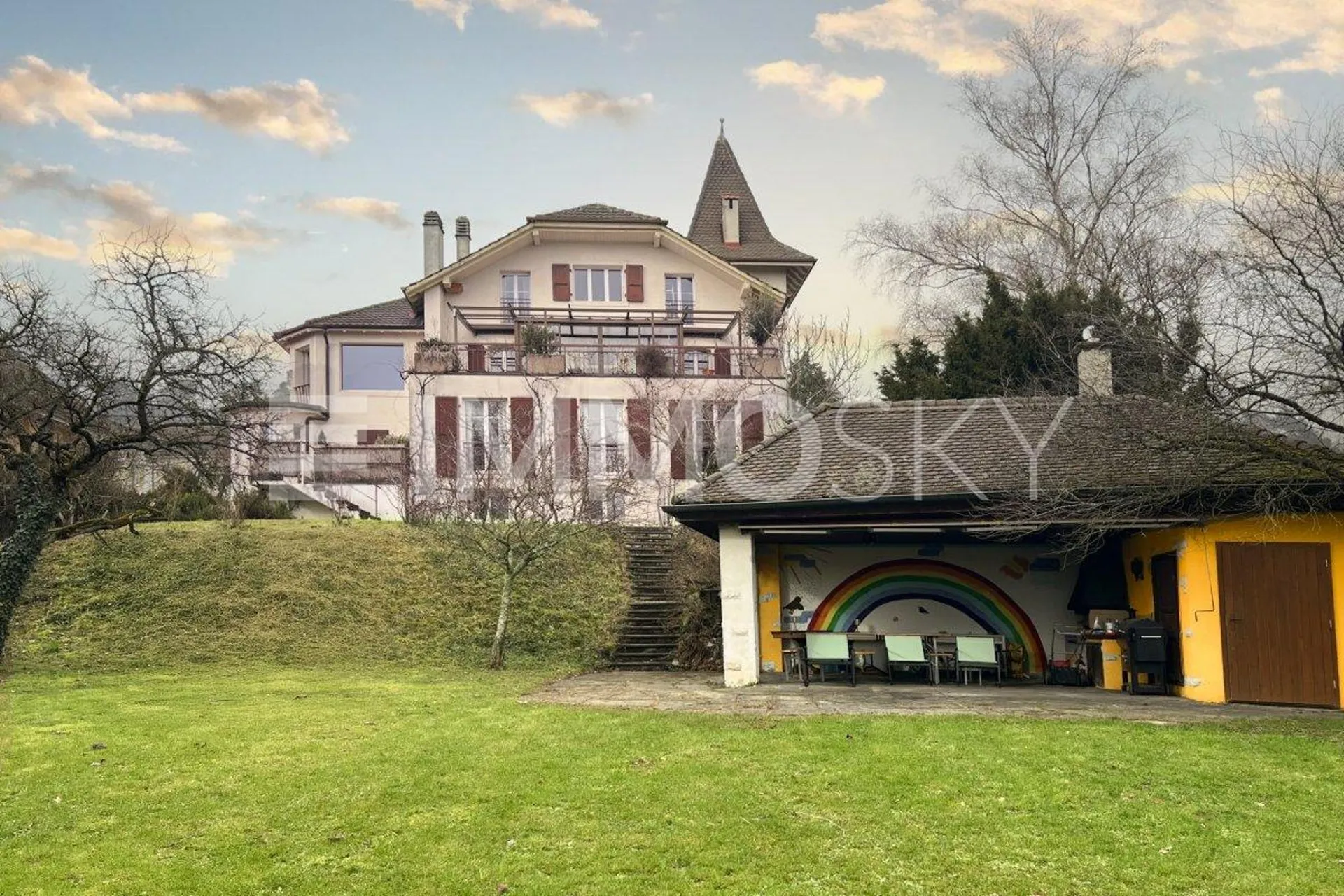 Prächtiges Herrenhaus mit Blick auf den See