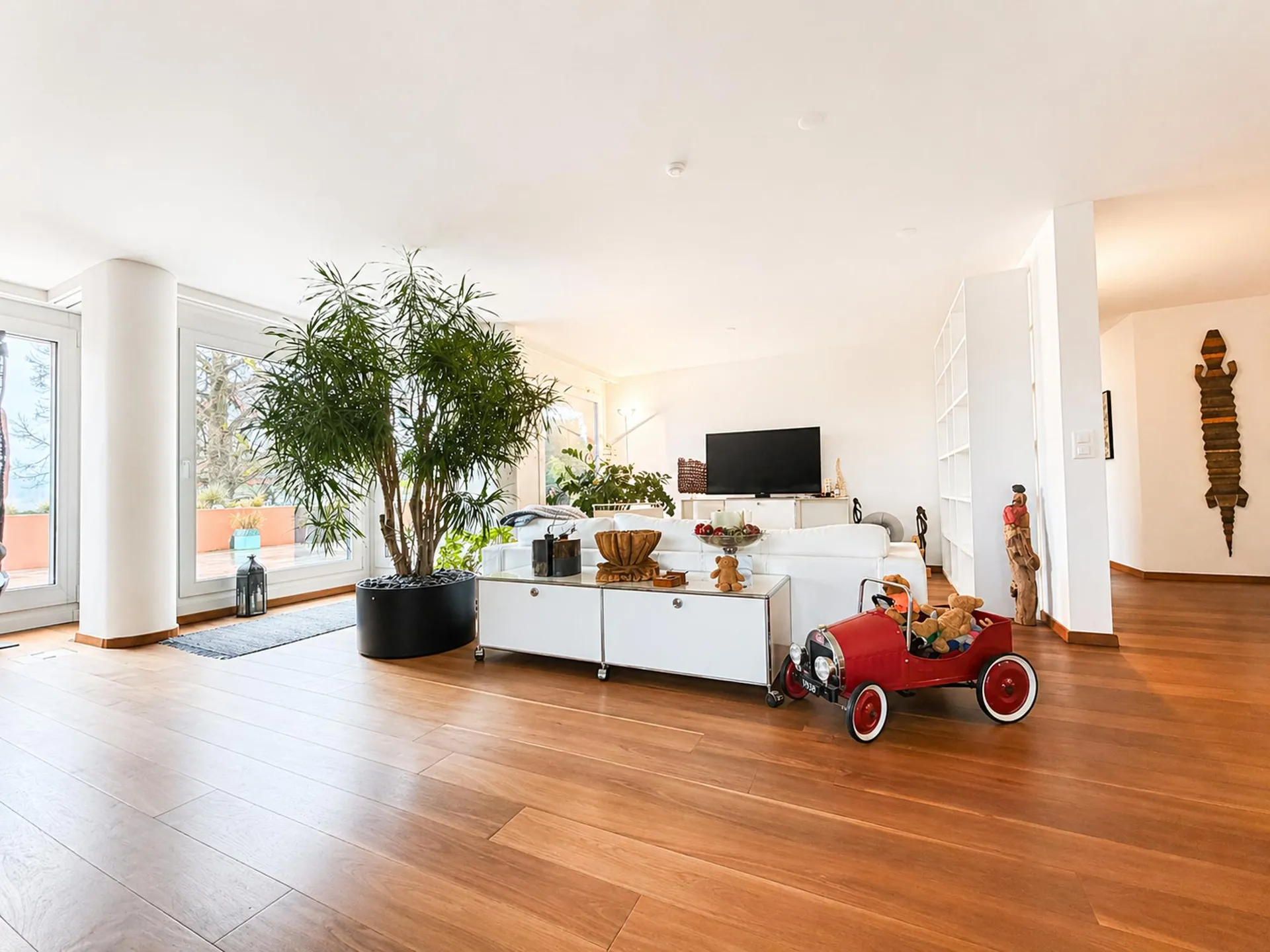 ATTRAKTIVE 5.5-ZIMMER-TERRASSENWOHNUNG MIT HERRLICHER SEESICHT