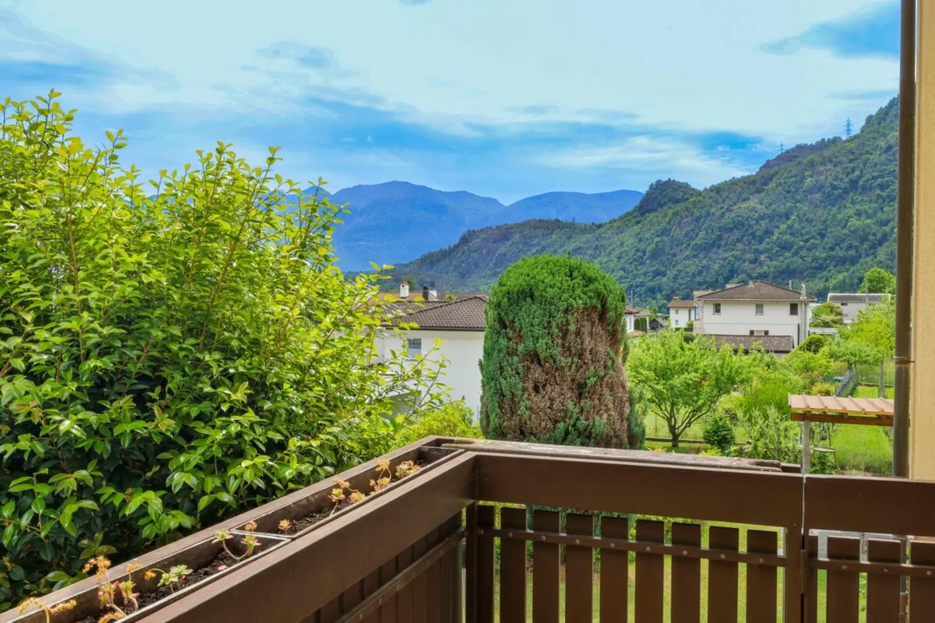 App. di 4.5 locali con terrazza e giardino