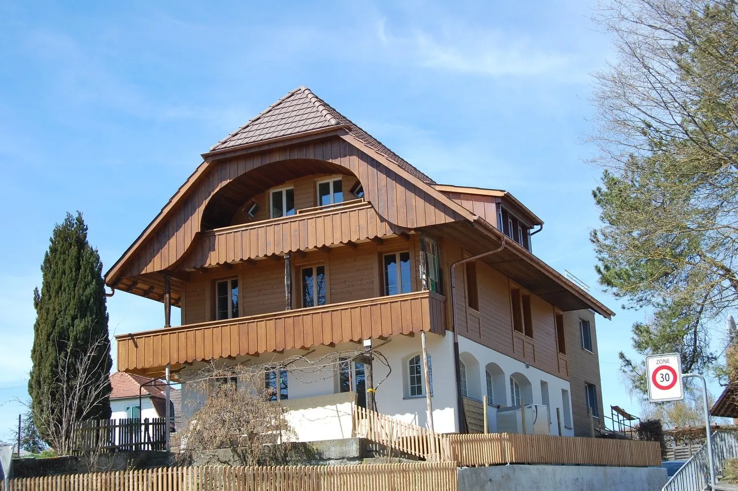 In Walperswil vermieten wir an ruhiger, grüner und sonniger Lage eine grosszügige 4.5Zimmer Wohnung